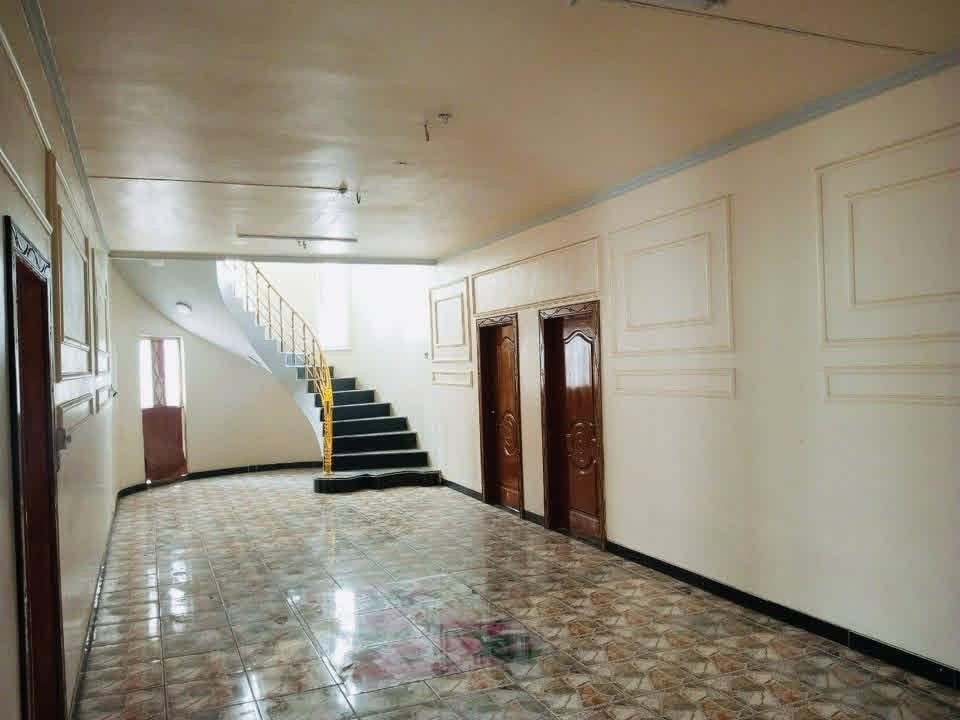 🏡 للبيع بيت سكني في قضاء الدغارة

📍 الموقع: قضاء الدغارة – حي الشهداء، على الشارع الرئيسي
📐 المساحة: 400 م²

🔹 الطابق الأرضي:
• غرفتان، مساحة كل غرفة تقريبًا 5×4 م
• مطبخ
• صالة كبيرة جدًا بطول يقارب 10 م
• استقبال واسع، حوالي 8 م أو أكثر
• صحيات داخلية وخارجية
• ممر يحيط بالبيت من جميع الجهات

🔹 الطابق الأول:
• غرفتان، مساحة كل غرفة تقريبًا 4×5 م
• صالة واسعة حوالي 7 م
• صحيات

🔹 المميزات الإضافية:
• كراج
• حديقة
• يحتوي البيت على محل
• موقع مميز على الشارع الرئيسي
• مناسب كبيت سكني أو معهد أو مشروع استثماري

📞 للاستفسار والتفاصيل، مراسلتي
واتس اب / ***********
