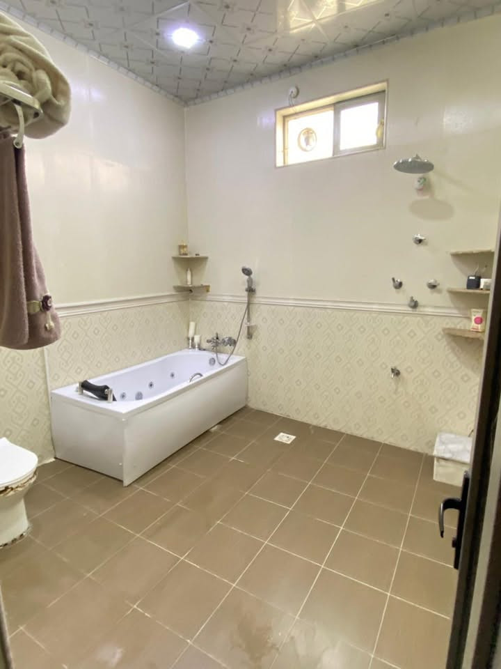 🏠 بيت للبيع مؤثث بالكامل – موقع مميز في كربلاء المقدسة 🏠
فرصة استثمارية وسكنية ممتازة للراغبين بالراحة والمساحة الواسعة والخدمات المتكاملة!
📍 الموقع: كربلاء المقدسة – خلف جامعة العميد – نهر الهندية (شارع مكتب الشريفي).
📜 السند القانوني: طابو زراعي (سند 25 رتبة).  
📐 المساحة والواجهة:  
 المساحة: ربع دونم (625 متر مربع).  
 الواجهة: 13 متر.  
✨ مواصفات البيت والتقسيم الداخلي:
 🛏️ 3 غرف نوم ماستر ().
 🛋️ صالة معيشة كبيرة جداً.
 🚪 استقبال ضيوف واسع.
 🍳 مطبخ نظام (حار / بارد).
 🌳 حديقة كبيرة واسعة.
 🛋️ البيت يباع مؤثثاً بالكامل بأثاث فاخر وجاهز للسكن فوراً.
السعر ٤٢٥ مليون 
 ⚡💧 خدمات كاملة (ماء، كهرباء، وطرق مخدومة).
📞 للاستفسار أو حجز موعد للمعاينة:
يرجى التواصل عبر الاتصال أو الواتساب على الرقم:
[ *********** ]
