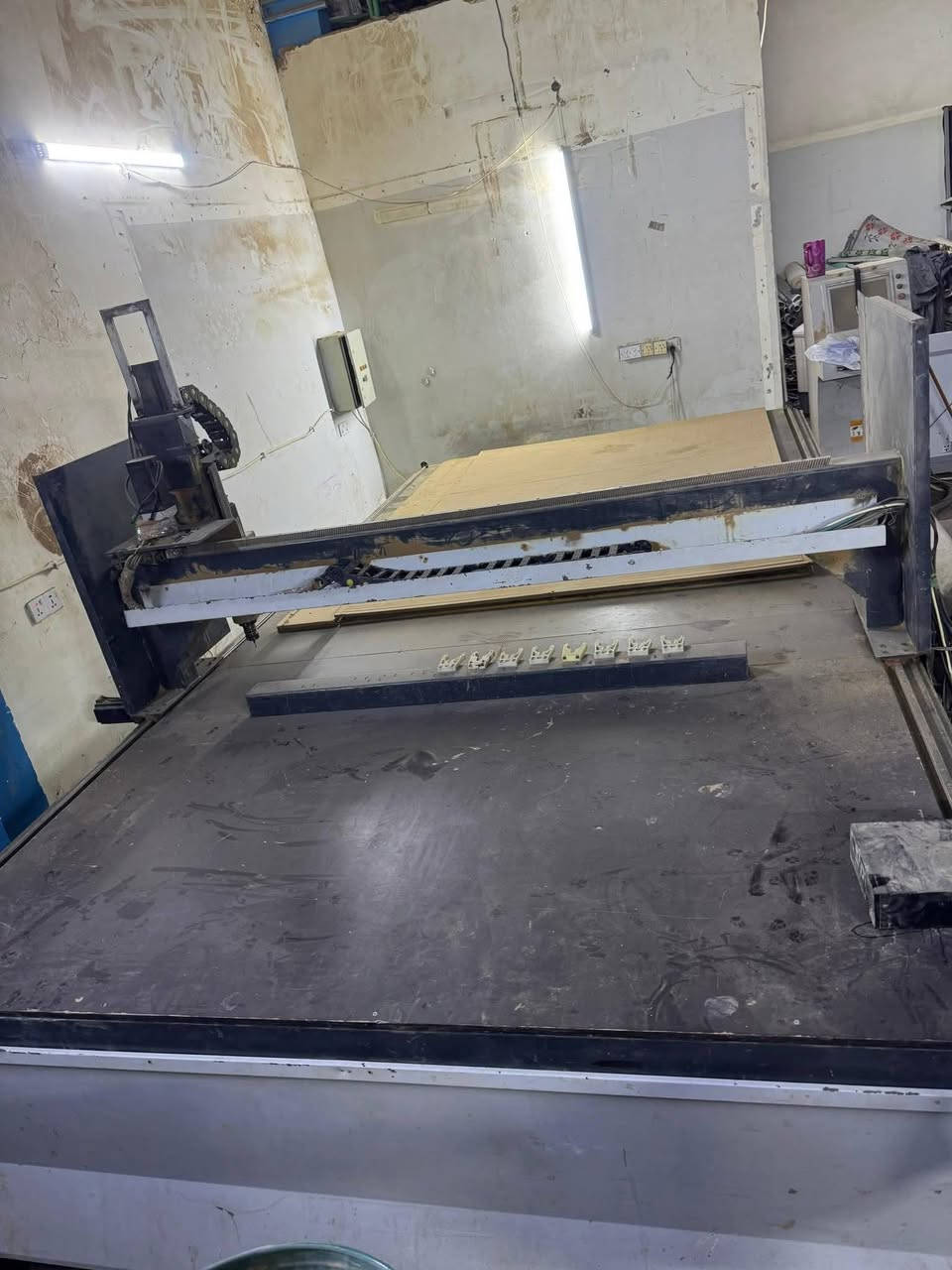 ماكينة كبس الوان pvc  وماكينة حفر cnc
مواصفات ماكينة كبس الالوان 

12 متر 
طاولة فاكيوم لتثبيت الألواح 
غطاء حماية 
زر ايقاف الطوارئ 
نظام عمل اوتوماتيكي 

جاهزة للفحص ...

مواصفات الcnc 
500×275
عدد المحاور 3 .axis 
رأس واحد 
سرعة الحركة 15.30 متر بالدقيقة 
قدرة السبندل .3.5...6 كيلو واط 
جاهزة للفحص ..

تواصل واتساب ..***********
