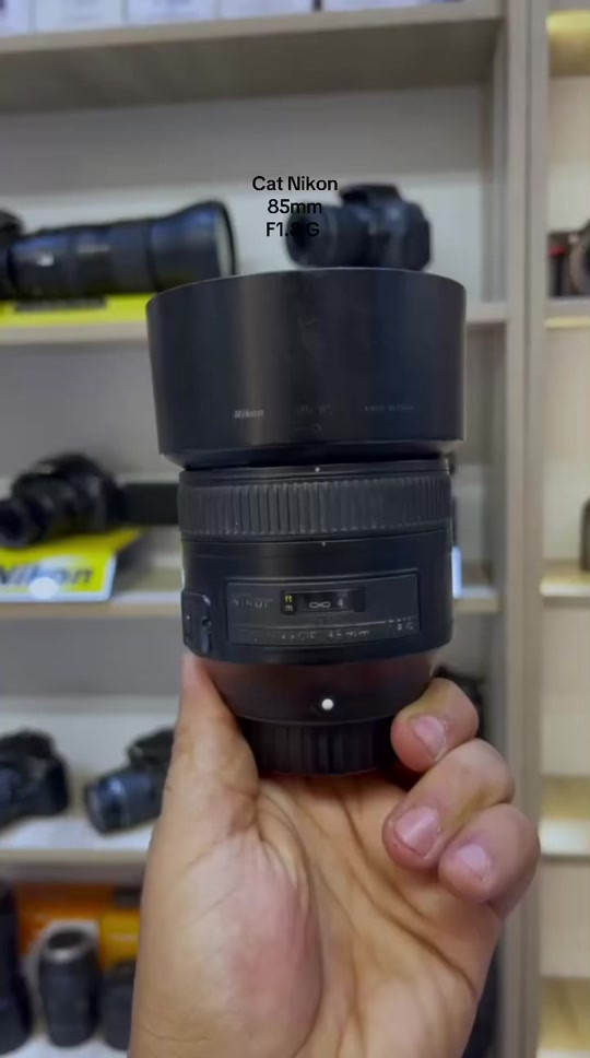 🔥 عدسة نيكون 85mm f/1.8G 🔥 عدسة البورتريه اللي تعطيك عزل قوي وخلفية ناعمة وتفاصيل حادة 👌📸 مناسبة جداً للـ Portrait – المناسبات – التصوير الخارجي ✅ فتحة واسعة F/1.8 ✅ عزل خلفية مميز ✅ حدة وتفاصيل عالية ✅ مناسبة لكاميرات Nikon DSLR 📍 متوفرة لدى شركة التاج للكاميرات 🚚 توصيل لجميع محافظات العراق 📞 *********** #نيكون #Nikon #85mm #Nikon85mm #عدسات     

نص مكتوب في الصور:
- Cat Nikon 85mm F1.8 G