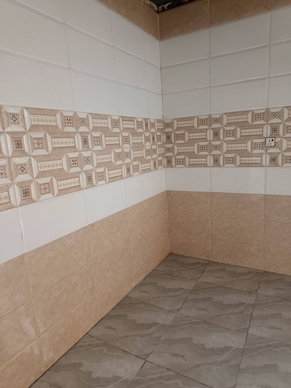 سلام عليكم بيت ديوانية التقية الثالثة قرب جسر نجف بنزلة الكرينات سعر 38 نهاية بيع مستعجل زراعي سند 25 تصال على رقم تليفون ***********
