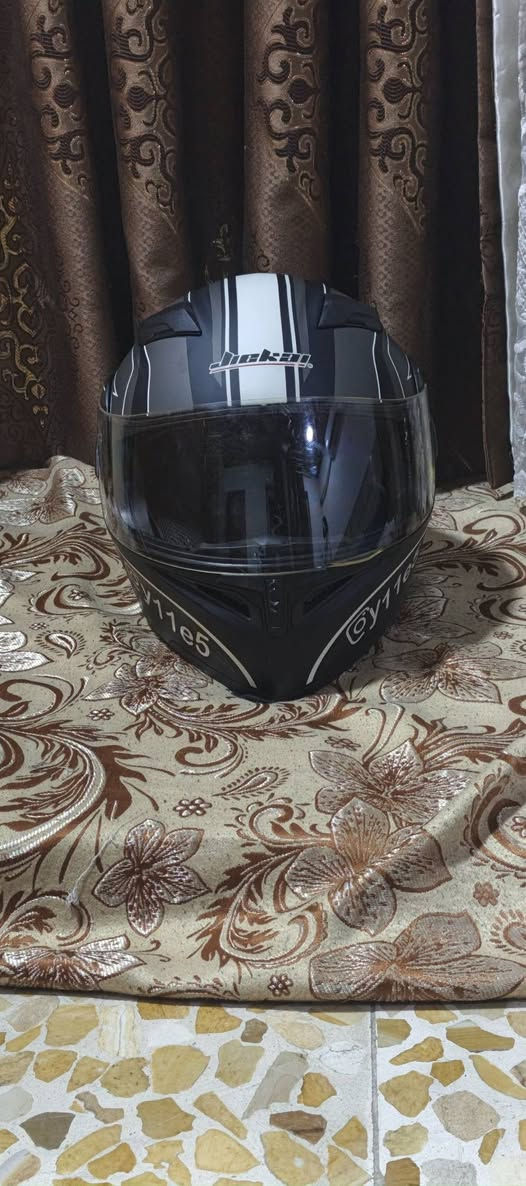 خوذه للبيع حاصلة على شهادة DOT العالمية للسلامة  الخوذه اصلية مستخدمة شي قليل نظيفة وحلوة بيها نظاره شمسيه و 4 فتحات تهويه وفك قلاب مكاني موصل ايسر حي الصديق  رقمي *********** سعرها 60.000 وبيها مجال للطيب وابو الدلفري ياخذ عيوني
