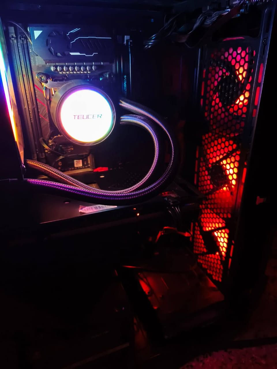 السلام عليكم تجميعة للبيع تحتوي كرتين شاشة :
✅ Xeon E5-2667 v4 (8C/16T)
✅ RX 580 8GB + GT 1030 2GB
✅ RAM 16GB DDR4
✅ SSD 256GB 
✅ X99 Gaming
✅ تبريد مائي RGB
✅ باور 550W 80+ Bronze
✅ كيس RGB زجاجي
السعر 400
مكان بغداد مدينة قطاع 38
***********
