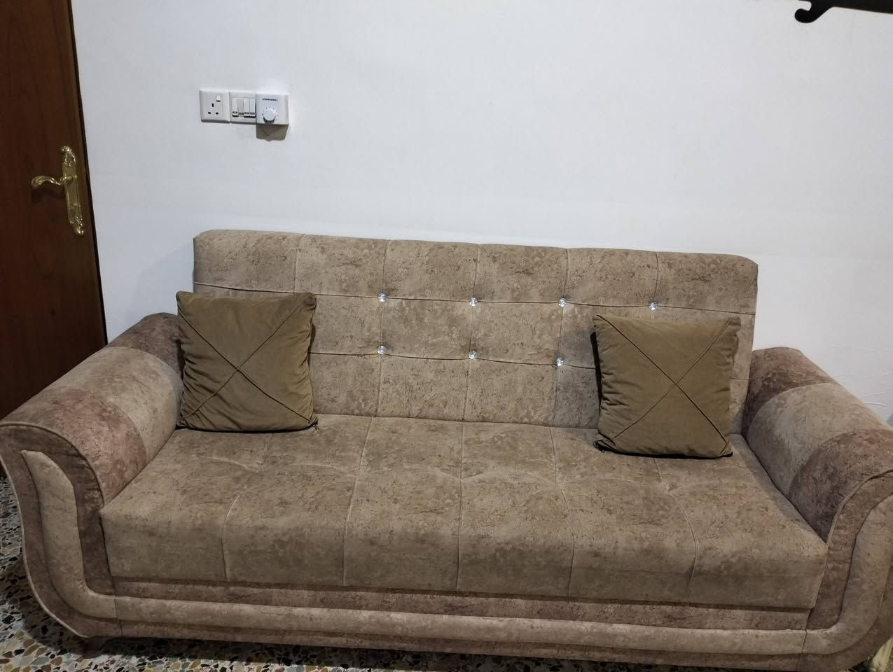 السلام عليكم
للبيع تخم ونص جديد 
للستفسار ***********
