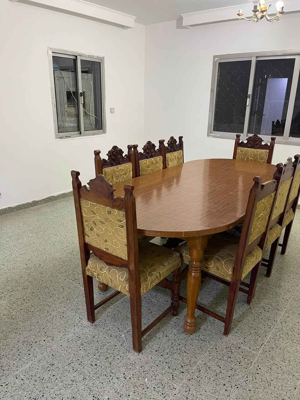 السلام عليكم ميز طعام عدد8 كراسي بحالة جيدة السعر 225 وبي مجال ***********
