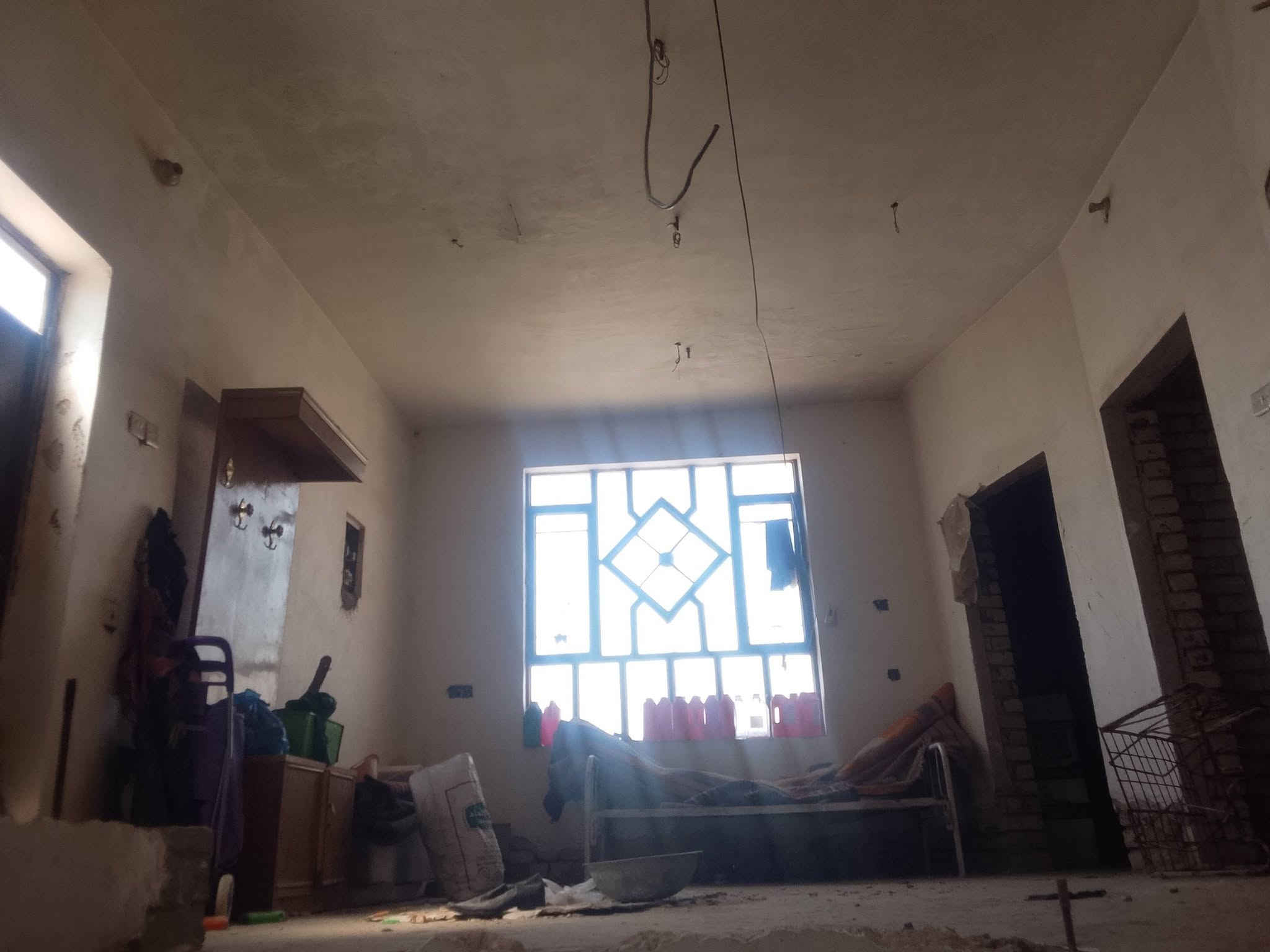 بيت للبيع طابو صرف 🏫
مساحه 150 متر 

متكون من طابقين 
طابق الاول 
غرفتين نوم  و صاله و حمام و منور داخل الحمام
و صاله و منور 2
الاستقبال و مطبخ 

طابق الثاني 
غرفتين نوم و حمام و صاله 

الاستفسار خاص 

بغداد جسر ديالى القديم نهايه شارع المصرف 

واتساب ***********
