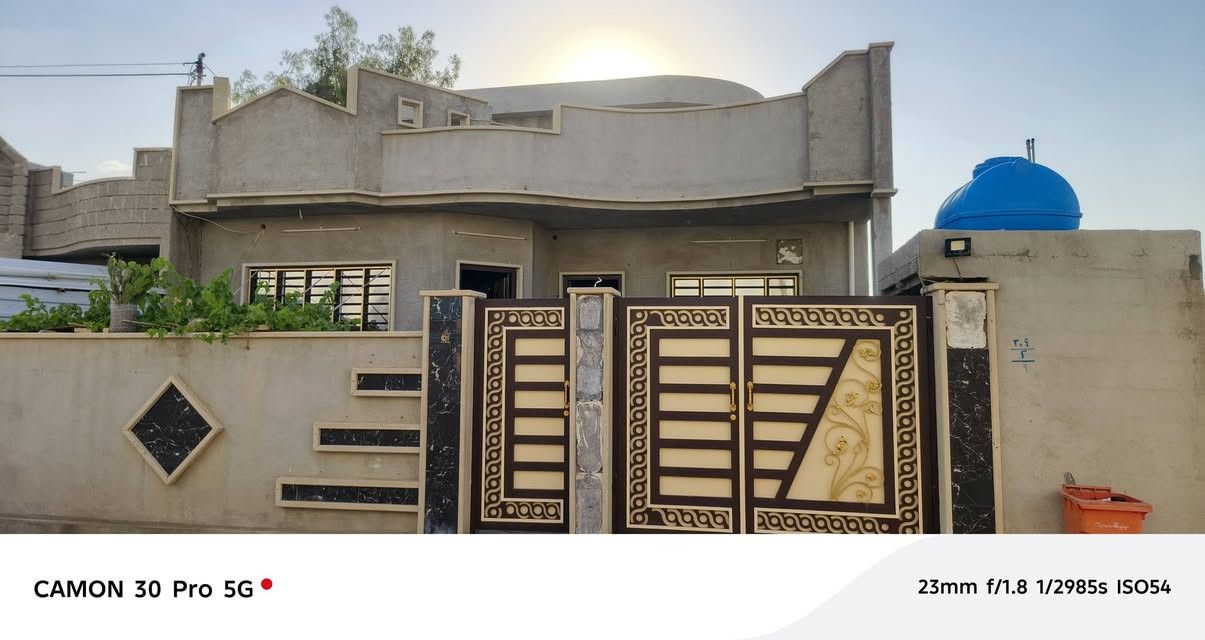 بيت للبيع سنة البنا 2019 والتشطيب 2023 خدمات مي كهرب خط موليده كامل مكمل الرض زراعي مساحت البيت 300متر البنا مال البيت 190متر والباقي ارض ترك فر على بيت وارض وره البيت وكراج جبير يتكون البيت قرفتين وقرفه فوك وبيتونه  وهول جبير وستقبال ومطبخ وصحيات للتواصل ويه صاحب الرقم‏‪***********‬‏ مكان البيت يم حي الفلاح الثاني منطقه اسمها السباحه
