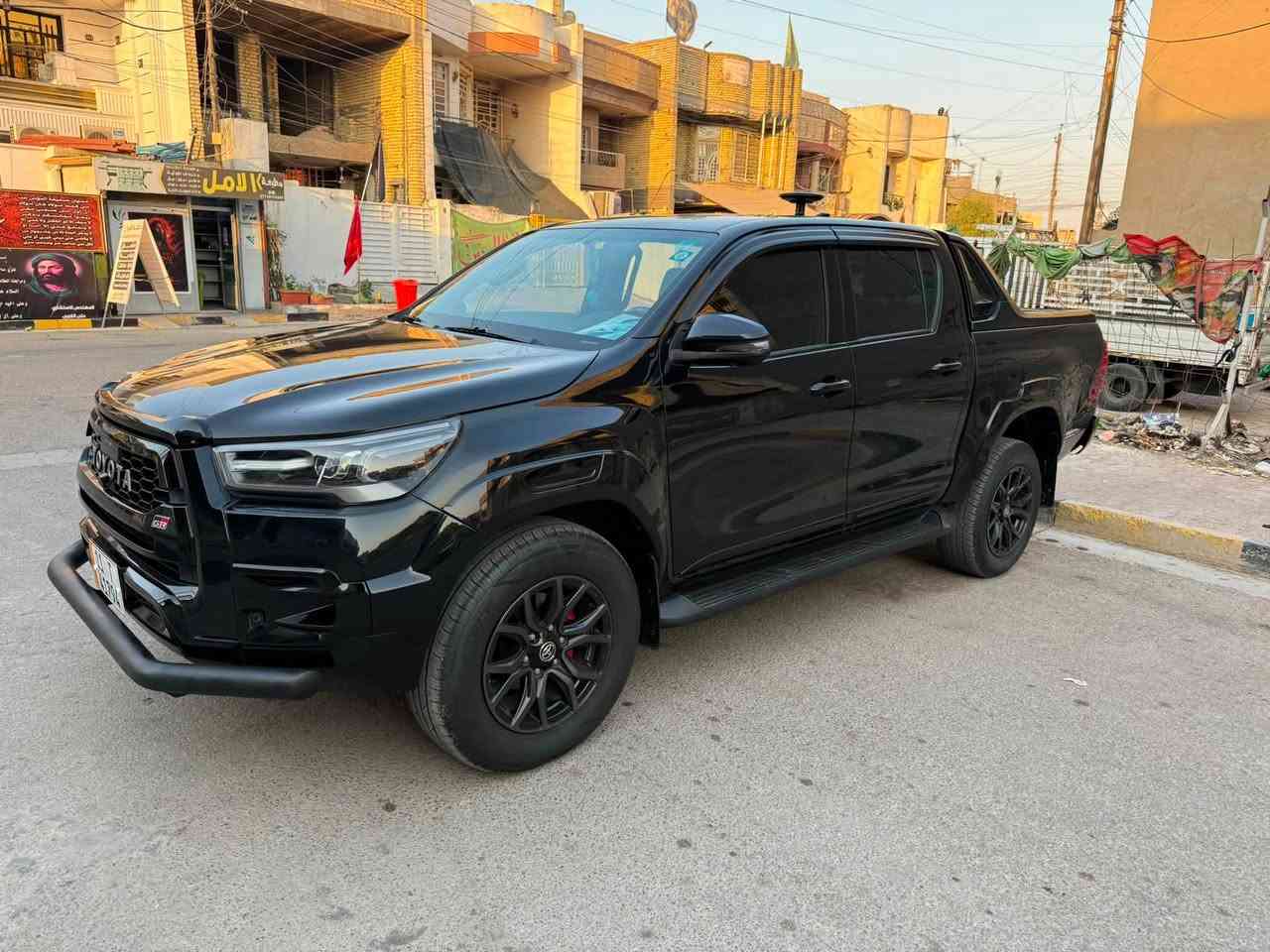 السلام عليكم عندي تيوتا هايلوكس GR وارد سعودي موديل 2023 مكفوله كفاله عامه من الشخط والرصعه والبارد والضربه والصبغ سياره كلش جديده وفول مواصفات واحد على واحد تغليف PPF البجم كامل للحمايه من الطرق الخارجيه
مثبت سرعه 
السياره مضلله بسبه 50 ‎%‎ بكتاب من الدوله 
5 كامرات محيطيه 360 
كير اوتو 
منفاخ اطارات 
مرايات شفط 
اشاره ترحيب عند الاقتراب 
سنتر لوك جهتين 
تحكمات 
شفتات خلف السترين 
ثلاجه 
حامل اكواب امامي خلفي 
فور ويل 
بصمات ابواب 
داخل لونين احمر واسود فئت SPORT 
جميع السياره مختمه GR
حساسات امامي خلفي
رقم بغداد دولي ب اسمي تحويل مباشر سياره ماشيه 42 KMالف حقيقي وشرط الفحص والسونار السعر 382$ورقه وبيه مجال حق الجيه مكاني بغداد واسف عله الاطاله ***********

