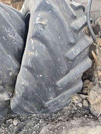 زوج تايرات مال نيو هولند 250 نضاف وسالمات من اي ضربه واحد جوبلس وثاني ...