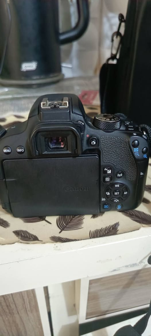 كانون EOS 800 D
نظافة ٩٠/١٠٠
الشتر بصور موجود 
الملحقات رام بطارية عدد ٢ جنطه
المكان كركوك للتواصل (***********)
توصيل ماعندي
