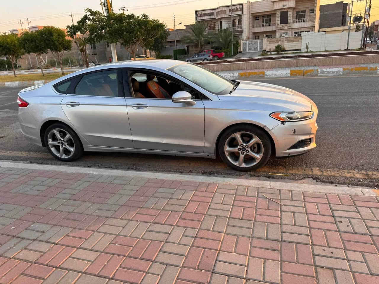السلام عليكم 
(للبيع فقط) 
فورد فيوجن 2014 لون رصاصي سلفر 
السياره خليجيه وكاله NIVA 
محرك 2500 تنفس طبيعي 
ماشيه 250,000 كيلو متر 
فئه SE معروفه مواصفاتها الطبيعيه 
هاندبريك كهربائي+شاشات العداد +شاشه كبيره
تبريد قطعتين +تحكمات ستيرن مثبت سرعه +فتحه سقف+فتح وقفل السياره بكود الرمز السري بالباب +كشن كهربائي
وهاي المواصفات المعروفه يعني 
السياره بيها بارد خفيف جدا طرف الجاملغ الأمامي الأيمن
والجاملغ الثاني بي بارد خفيف بالهلال وممبين 
الدوسه البلاستك جهه اليسار بيها شخوط واضحه بالصور 
السياره رقم بغداد باسمي تحويل مباشر 
مكانها الأنبار /فلوجه او بغداد

السعر95 وبيها مجال 

للتواصل:***********
تشوف سعرها مو مناسب عوفها وتلكه الأحسن ان شاءالله لتعبني وتواعد وتسفط حجي شراي اتصل وتدلل او تريد تجي تشوفها وتعجبك وتقتنع بيها وميكون خاطرك إلا طيب
