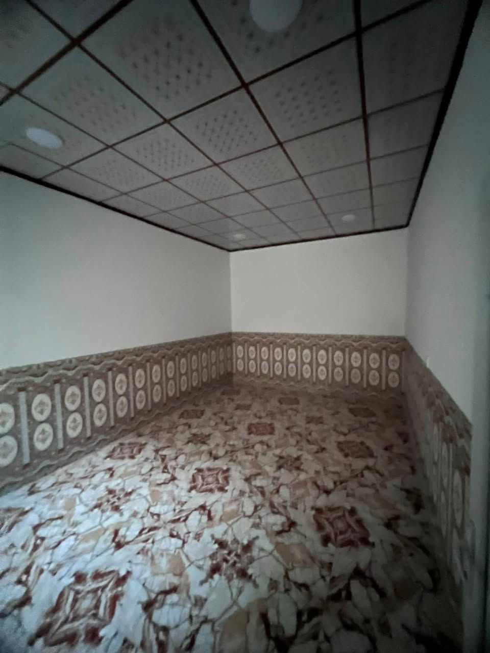 دار 🏠 للبيع في حي القوسيات.
مدخل أسواق ابو علي. 

المساحه.  150. م.  

يتكون من غرفتين نوم 🛌 هول استقبال مشتملات.
داخل خارج. 

سند زراعي نموذج25. حق التصرف سند ابيضّ وصل بلديه. 

الدار 🏠 تسليم مفتاح 🔑 فوري 

خدمات ماء 💦 كهرباء.  ⚡️ 100 متر عن التبليط 

السعر.  ( 65.)   مليون بي مجال.  

الاستفسار بل الأرقام.  

***********
***********
