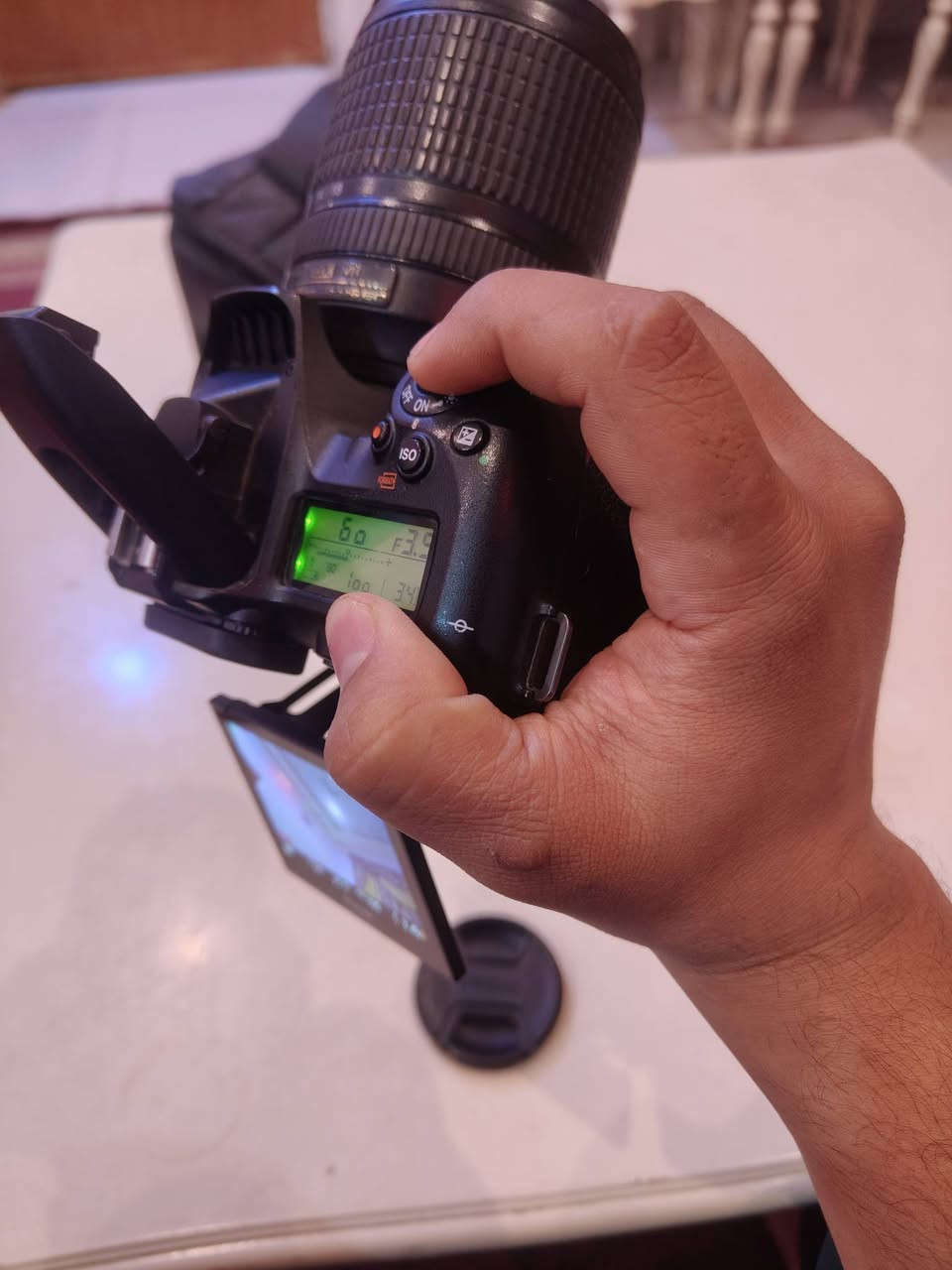 للبيع: كاميرا Nikon D7500 الاحترافية بنظافة ممتازة 📸✨
كاميرا غنية عن التعريف تجمع بين دقة الألوان الاحترافية وتصوير فيديو 4K UHD، استخدام شخصي ومنزلي خفيف جداً ومعتنى بها بأعلى درجات الاهتمام.

​الموديل: Nikon D7500 (نفس مستشعر ومعالج D500 الجبار لعزل احترافي وأداء ممتاز بالإضاءة الضعيفة).

​حالة الكاميرا: نظيفة حيل وبحالة ممتازة وخالية من أي عيوب، شغال كل شي بيها 100%.

​عداد الشتر (Shutter Count): أقل من 40 ألف لقطة فقط (استهلاك خفيف جداً والكاميرا بكامل كفاءتها وعزمها). 

​الملحقات: أغراضها كاملة وجاهزة للاستخدام الفوري.

​السعر: للبيع بسعر مناسب ومميز للجادين.

​الموقع والتواصل:

​المكان: بغداد (المعاينة والاستلام يداً بيد فقط — لا يتوفر توصيل).

​للتواصل: اتصال مباشر أو واتساب على الرقم: *********** (تواصل اتصال/واتساب فقط
