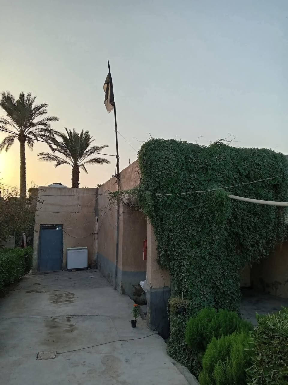 دار للـبيع المساحـة 630 م طابو صرف
واجهية البيت 20م 

ونزال البيت 33 م 

حي العمـال قرب المنحل و قرب مدرسة مندلي 

بناء البيت قديم و أعگاده 

تفاصيل البيت  : 

المضيف 4×8 

غرف نوم عدد 4 قياس 4×5 

الصالة 5×5 

المطبخ 5×4

وحديقة اماميه وجانبية وخلفيه والخلفيه قياسها 250م 

السـعر 140 مليون وبي مجال   . 

للاتصال ع الرقم ادناه  : 

***********

