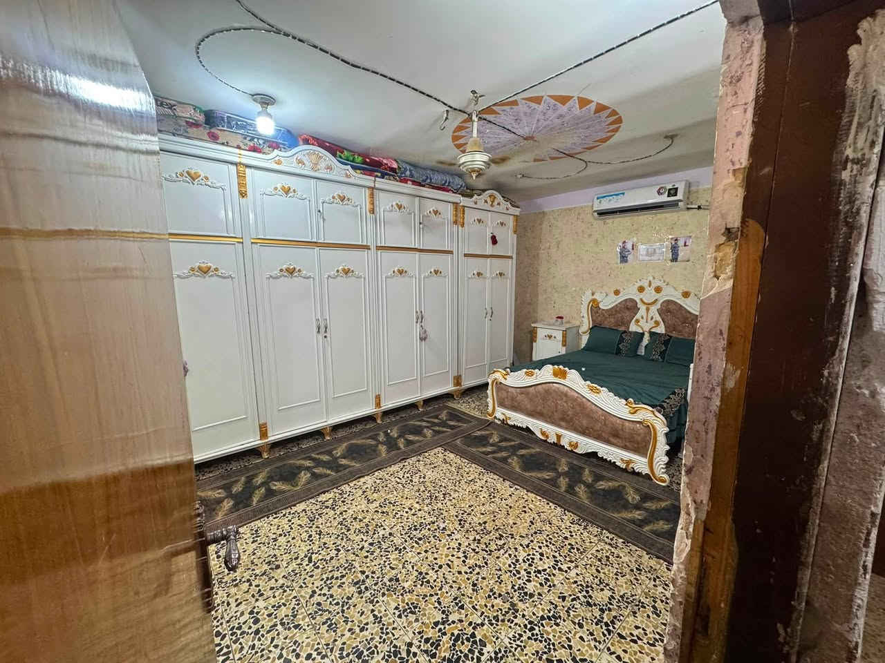 يالله بيت للبيع طابو صرف 235م ركن ع شارع مكان الجزره قرب جسر التمور يحتوي على ستقبال+3اغرف نوم +صاله كبيره +مطبخ + 2 حمامات +خلفي خارجي + مساحه البيت طارمه للاستفسار اتصال ***********

