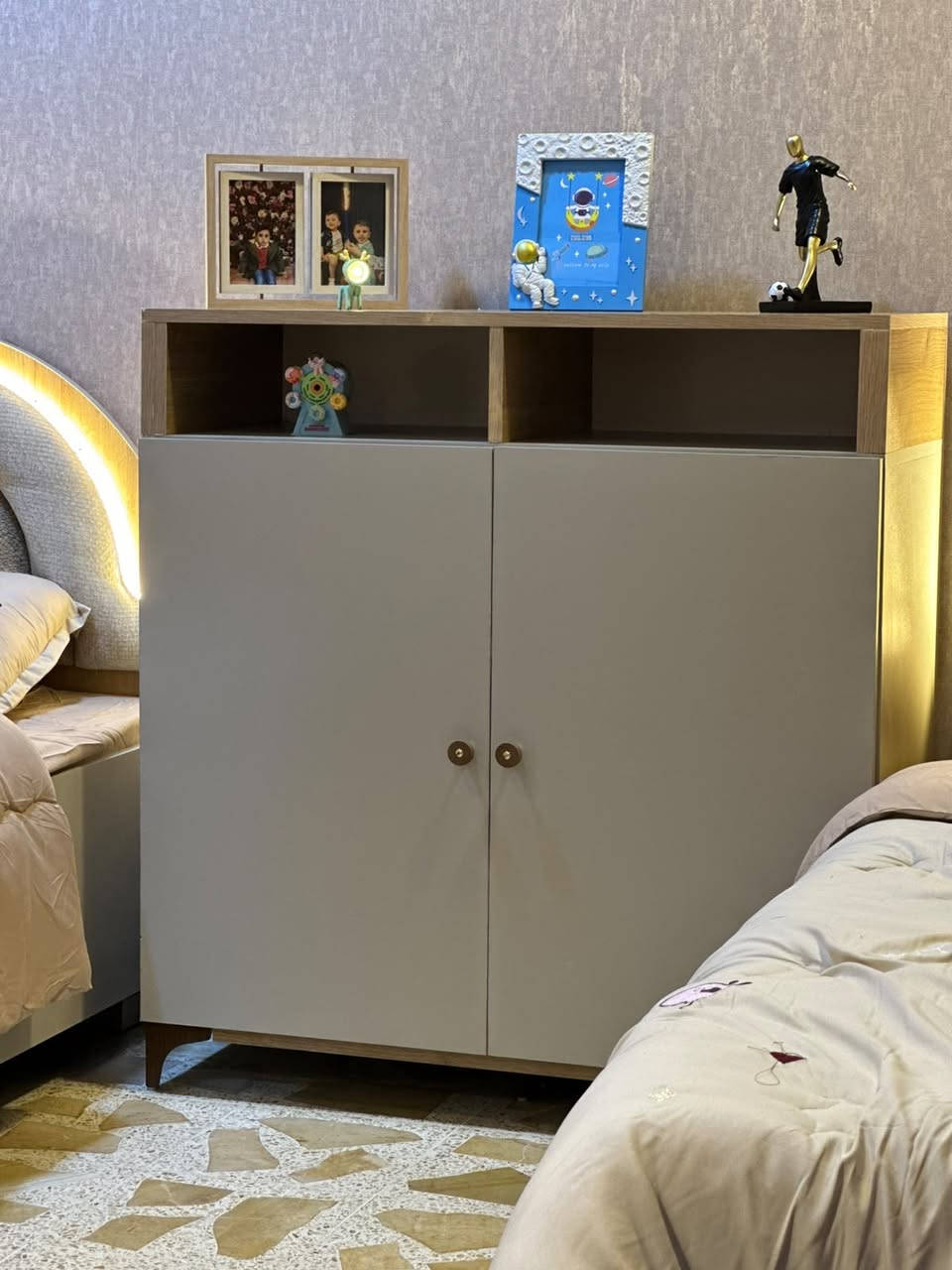 ☁️أطفالكم يستاهلون غُرفة تِشبه أحلامهم✨☁️
مواصفات عالمية ولمسة مصلاوية هندسية ما تغلط بمليم! 📐✨

🪚تفصال حَسب الطلب: صمم الغرفة اللي تِعجبك ونفذها بالمليم.
🪚ألوان حَسب اختيارك: نلبي ذوقكم بلمسات مودرن.
🪚النقل والشد: لجميع مناطق الموصل وكل المحافظات العراقية.
🪚تسهيلات بالدفع: كاش أو بالتقسيط المريح وبدون أي فوائد!

احجزوا الآن واستمتعوا بدقة الشغل المصلاوي الأصيل. 🔨

#معمل_نجارة_الحامد *********** ☎️ 📞 
موقع العمل: موصل / صناعة المعارض 

#السعر دايركت 📥  شامل القياسات والتنفيذ والاكسسوارات والنقل والشد
