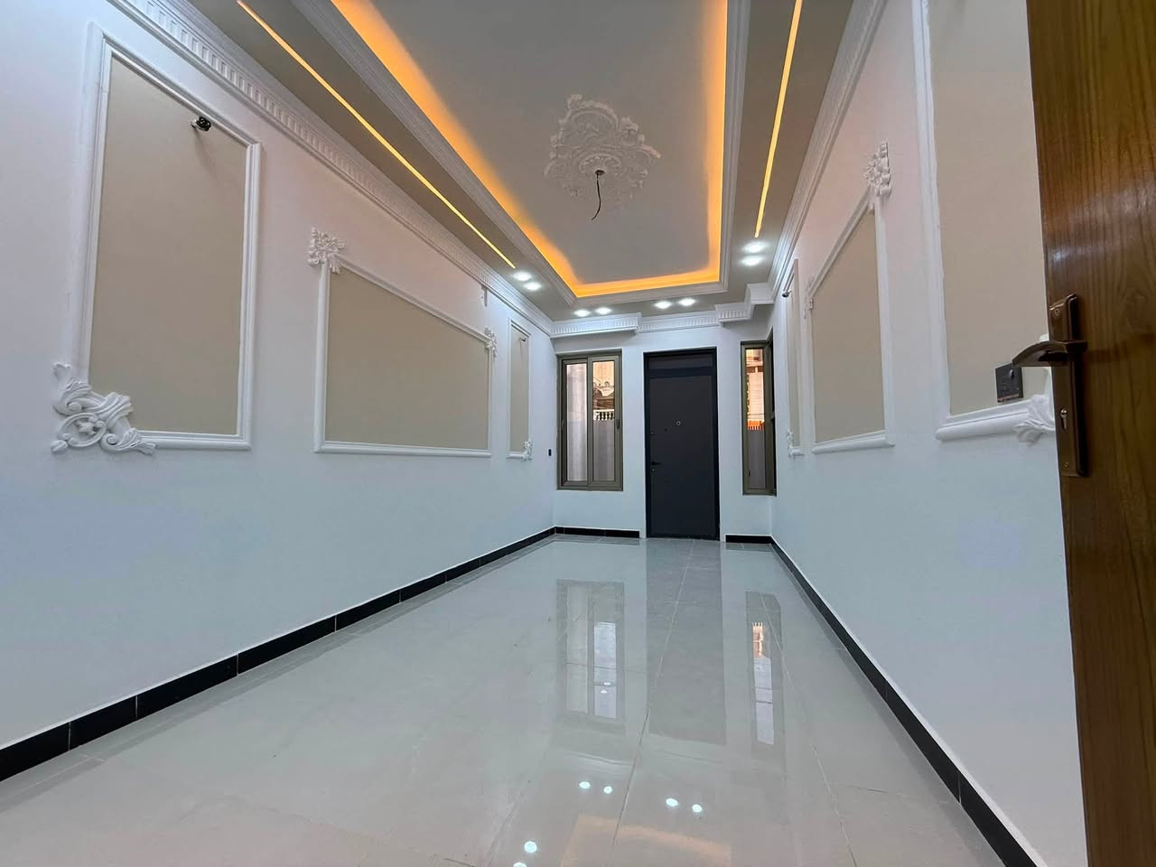 الدار للبيع 🏠مكتب تبارك للعقار 🏠
المساحة 90 م❤️
( مدخلين )البيت درجة أولى فول الفووول دزاين مودرن 🌸
العنوان الشعب شارع الاسواق المركزية التجار ❤️ موقع جيد 👌
يحتوي الطابق الارضي على كراج صغير  واستقبال ومطبخ حار وبارد ومنور وخدمات ومكان غسالة معزول وغرفة نوم 
ويحتوي الطابق الثاني على غرفتين نوم وخدمات وبيتونة وسطحين
للاستفسار اكثر يرجى الاتصال على الرقم التالي (متواجد هذا الرقم على الواتس اب والفايبر والماسنجر *********** )
او الاتصال على الرقم الاخر 
***********
او زيارة مكتب تبارك للعقار والمقاولات الكائن في شارع الاسواق المركزية قرب مطعم ميامي@أبرز المعجبين

