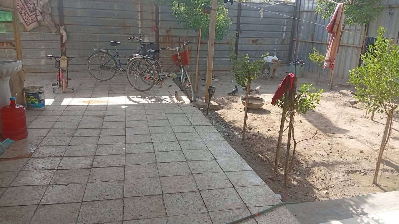 بيت تجاوز للبيع مساحه 250غرفتين وصاله ومطبخ وحمام السقف سندوتج وكراج حديقه العنوان زعفرانيه سعيده قرب حسينية سيد الشهداء منطقه المقلع 16 وهذه رقمي ***********

