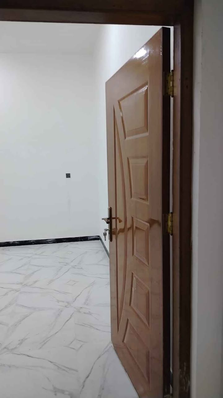 🏢 بناية استثمارية مميزة للبيع في الناصرية 🏢
​📌 الموقع: الناصرية - حي الموحية - مباشرة على الشارع الرئيسي (قرب دار المسنين).
📐 المساحة: 200 متر مربع.
📏 الأبعاد: الواجهة 10 متر | النزال 20 متر.
📄 نوع السند: طابو صرف.
​✨ تفاصيل وتقسيم البناية:
البناية مصممة ومقسمة بشكل استثماري ممتاز وعزل تام، حيث تحتوي على:
​🔹 مشتملات عدد (2)
​🔹 شقق سكنية عدد (2)
​⚙️ التجهيزات والخدمات:
​جميع الوحدات (الشقق والمشتملات) معزولة تماماً ومستقلة بخدماتها.
​مجهزة بالكامل بـ: (سخانات مياه + ماطورات بوستر لضخ المياه + تانكيات + مغاسل).
​💰 العائد الاستثماري (الوارد الشهري):
​البناية مؤجرة حالياً بالكامل، مما يضمن لك دخلاً فورياً.
​الوارد الشهري الحالي: 1,750,000 دينار عراقي (مليون وسبعمائة وخمسون ألف).
​📞 للاستفسار والتواصل:
للمزيد من المعلومات أو لتنسيق موعد للمعاينة، يرجى الاتصال على الرقم التالي:
📱 ***********
