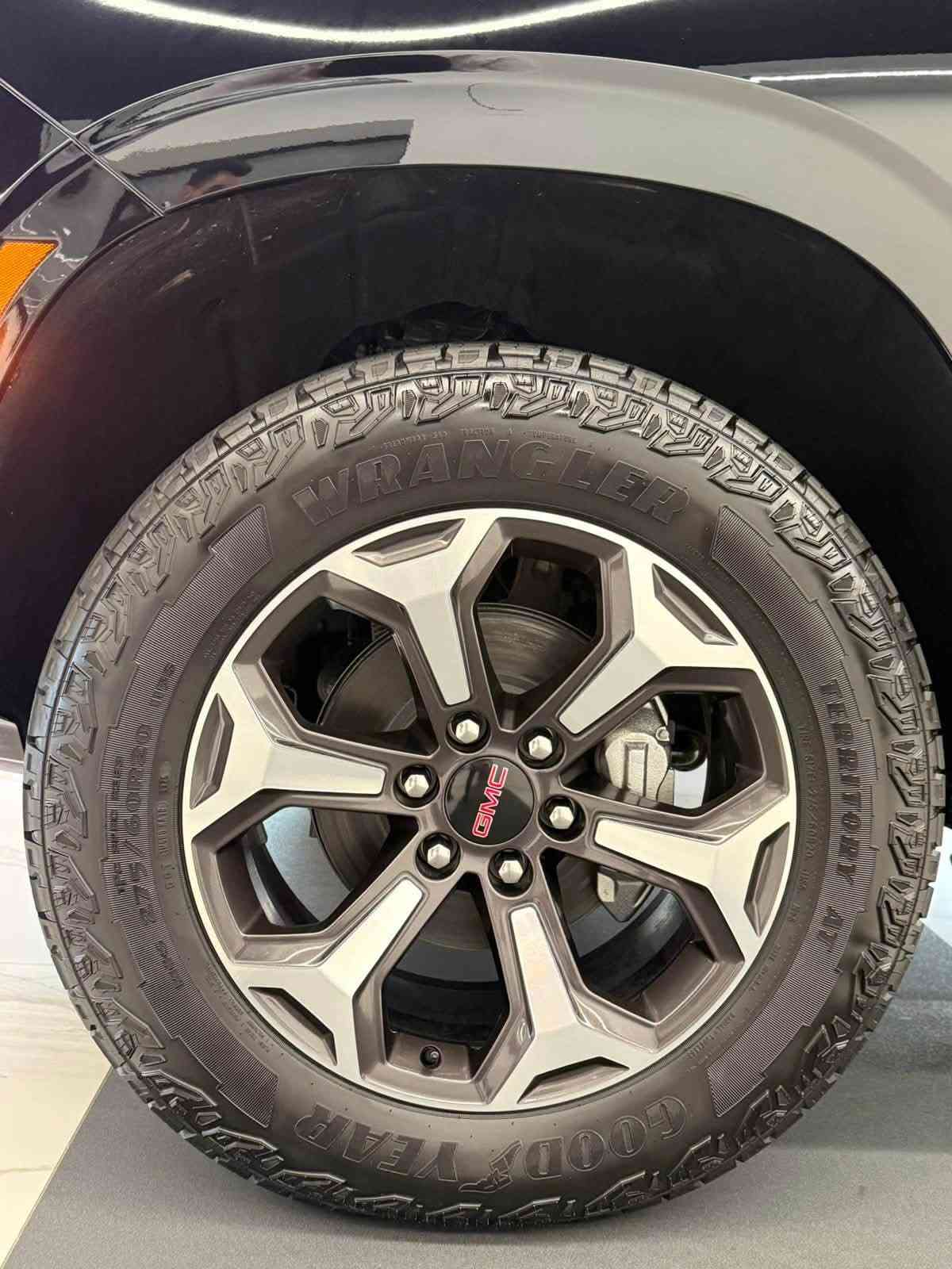 توفرت لدى شركه المهند جمسي يوكن  AT4
للتواصل ع رقم 
*********** 

نور مؤيد

نص مكتوب في الصور:
- GMC GMC | YUKON | AT4 Engine: 6.2 L / V8 EcoTec3 / Gasoline Horsepower: 420 HP Torque: 623 N.M Transmission: 10 Speed Automatic Drive: AWD Tires: 275 / 60 R20 with Alloy wheel Model Year/ 2026 • Premium Genuine Leather Seats. • 16-Way Power Front Seats with Massage Function. • Heated & Ventilated Front Seats. • Magnetic Ride Control Suspension. • Four-Corner Adaptive Air Suspension. • Up to 2 Inches of Vehicle Lift For Off-Road Driving. • 16.8-Inch Center Display & 11-Inch Driver Display. • 8-Inch Rear Climate Control Touchscreen. • Power-Folding Side Steps. • Hands-Free Power Liftgate. • Bose Premium Audio System with 18 Speakers. • Super Cruise Hands-Free Driving Technology. • Night Vision System. • HD Surround Vision Cameras with 9 Viewing Angles. • Comprehensive Driver Assistance Systems for Parking & Maneuvering. • Panoramic Sunroof. المحرك: 6.2 لتر/ 8 سلندر بنزين القدرة الحصانية: 420 حصان العزم: 623 نيوتن متر ناقل الحركة: 10 سرعات القيادة: نظام دفع رباعي الاطارات: 275 / 60 R20 مع عجلات من الألمنيوم سنة الصنع/ 2026 • مقاعد جلد طبيعي فاخر. • مقاعد اماميه كهربائية ب16 وضعية مع خاصية المساج. • تدفئة وتبريد للمقاعد الامامية. • نظم التحكم المغناطيسي بالتعليق. • تعليق هوائي متكيف بأربع زوايا. • امكانية رفع المركبة للطرق الوعرة بما يصل الى 2 انش. • شاشة عرض مميزة قياس 16.8 بوصة وشاشة سائق 11 بوصة. • تحكم خلفي بالمناخ عبر شاشة لمس 8 بوصة. • دواسات جانبية كهربائية قابلة للطي. • باب خلفي يعمل بالاستشعار. • 18 مكبر صوت فاخر من بوز. • مثبت سرعة سوبر بدون استخدام اليدين. • نظام الرؤية الليلية. • كاميرات ورؤية محيطية عالية الدقة 9 زوايا. • مجموعة أنظمة متكاملة لمساعدة السائق على الركن والمناورة. • فتحة سقف بانورامية.