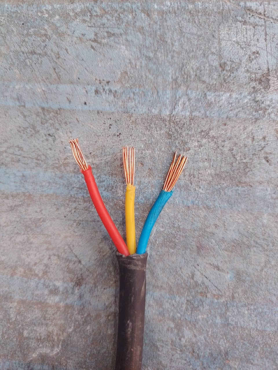 واير كهرباء أبو ٣ خطوط مال وطنيه ٢٥ متر أو أكثر مستعمل بحاله جيده اعتقد ٣ في ٤ أو ٢.٥ دبل غلاف مسلح سعر المتر ٥ الاف دينار مكاني البياع الشرطه الخامسة.***********
