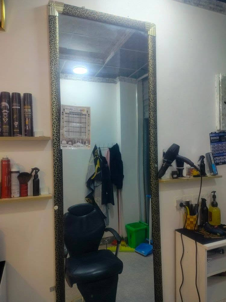 غراض محل حلاقة.
كراسي 2.
مرايات 2.
كومداين 2.
عدة حلاقة.
جكمجة مساعد حلاقة.
رفوف.
منشر وية خاوليات.
مسطبة جلوس 7 متر وتصير صندوق.

***********
