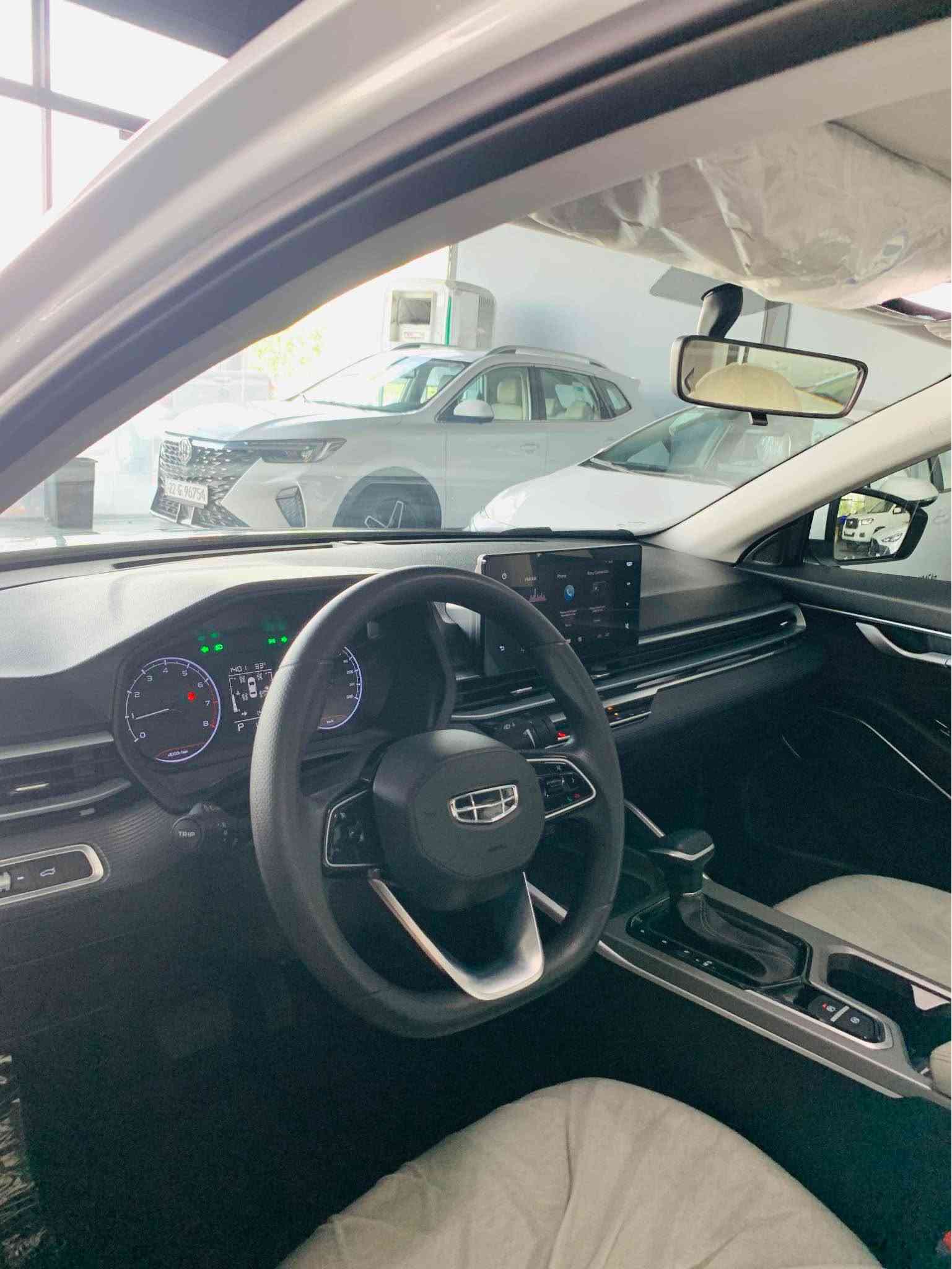 جیلی Geely Emgrand 2026  
مواصفات.بەصمە.شاشەو کامێرە.
حساس ویل کڕۆم.شغال.تحدید سورعە.
تەبرید مەرکەزی.لایت وبەگلایت لید.
تەنیا ١٣ هەزار ڕۆیشتووە. 5 سال زەمان.
مکان  أربيل معرض توب كارس 
سعر ☎️ .  موبایل    *********** أربيل, العراق
