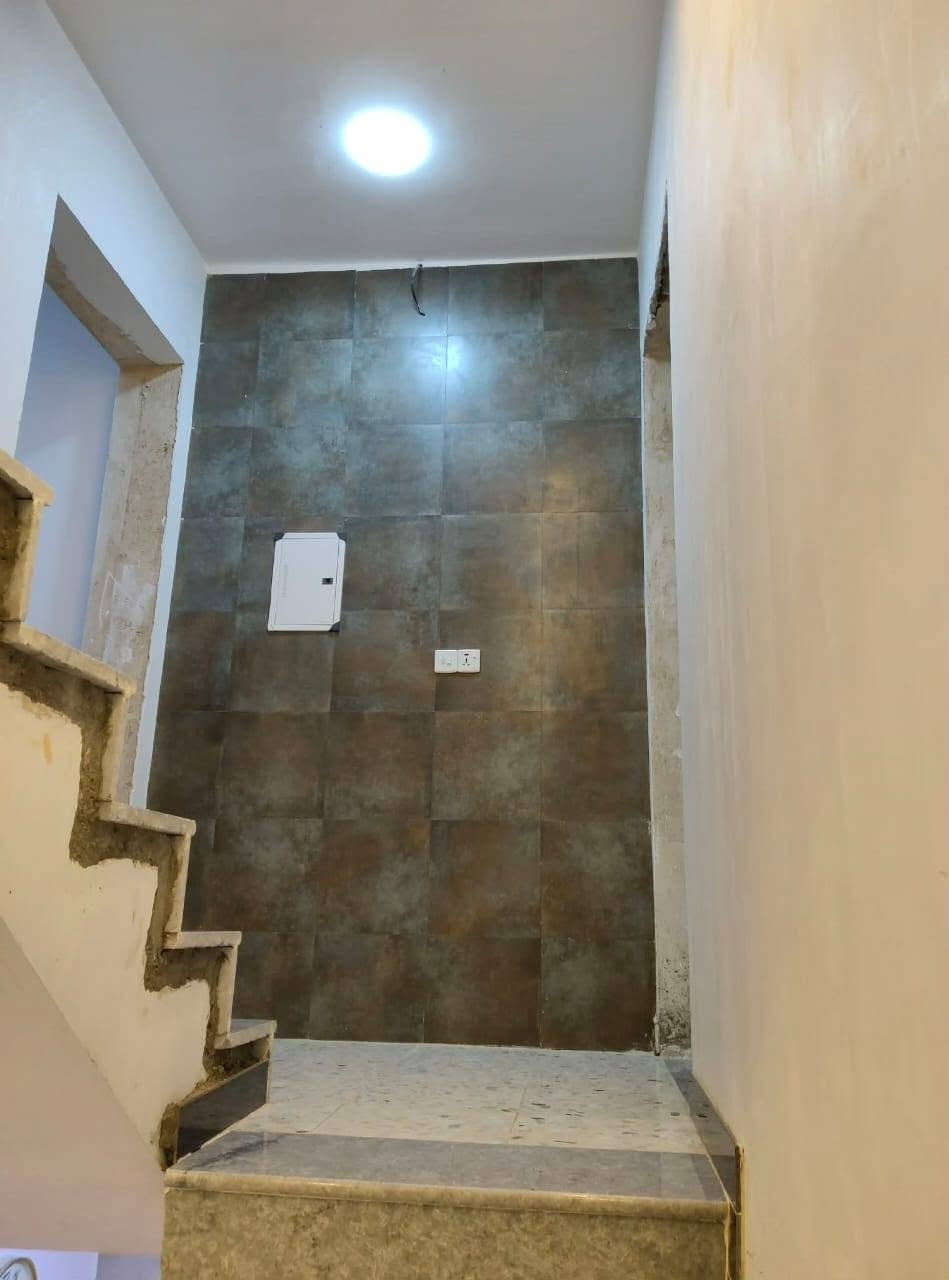 دار للبيع 75م 5×15 طابو زراعي سند 25 طابقين 
الطابق الأول استقبال كبير+ صالة مساحة درج مطبخ + صحيات .
الطابق الثاني غرفتين نوم كبيره+بيتونه .
عرض الشارع 12م كافة الخدمات ماء مجاري تبليط كهرباء انترنيت. البيت بناء حديث .
العنوان / الامين الثانية نواب الضباط حي النفط منطقة القلعة الزراعي 
للاستفسار الاتصال/*********** 
                             *********** 
                    يوجد واتساب + ماسنجر
