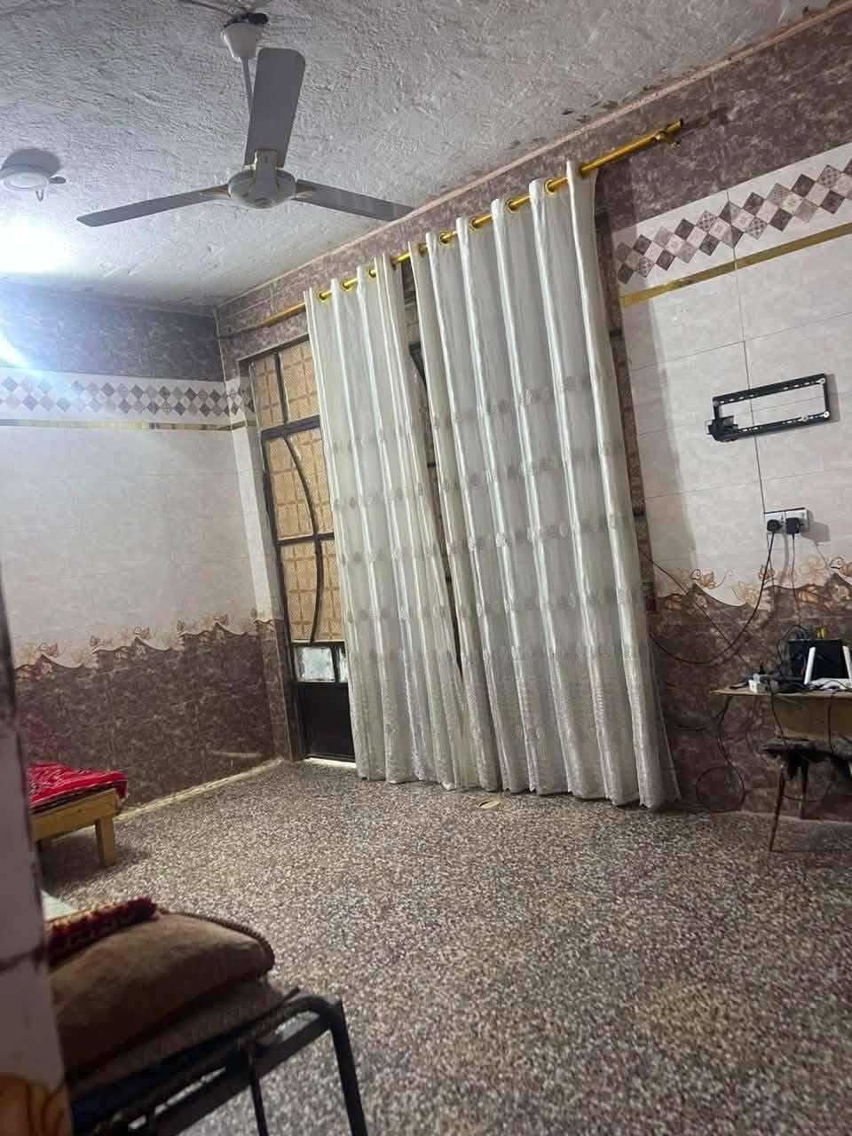 السلام عليكم 

دار للبيع 
المساحه 361
طابو صرف 
يحتوي البيت على(استقبال)(ومطبخ بارد+مطبخ حار )(صاله)(وغرف اثنين)(حمامات داخليه +حمامات خارجيه)(اسواق ) 
الموقع /التنمية/شارع سيد هادي 
للاستفسار انتصل على الرقم(***********)
