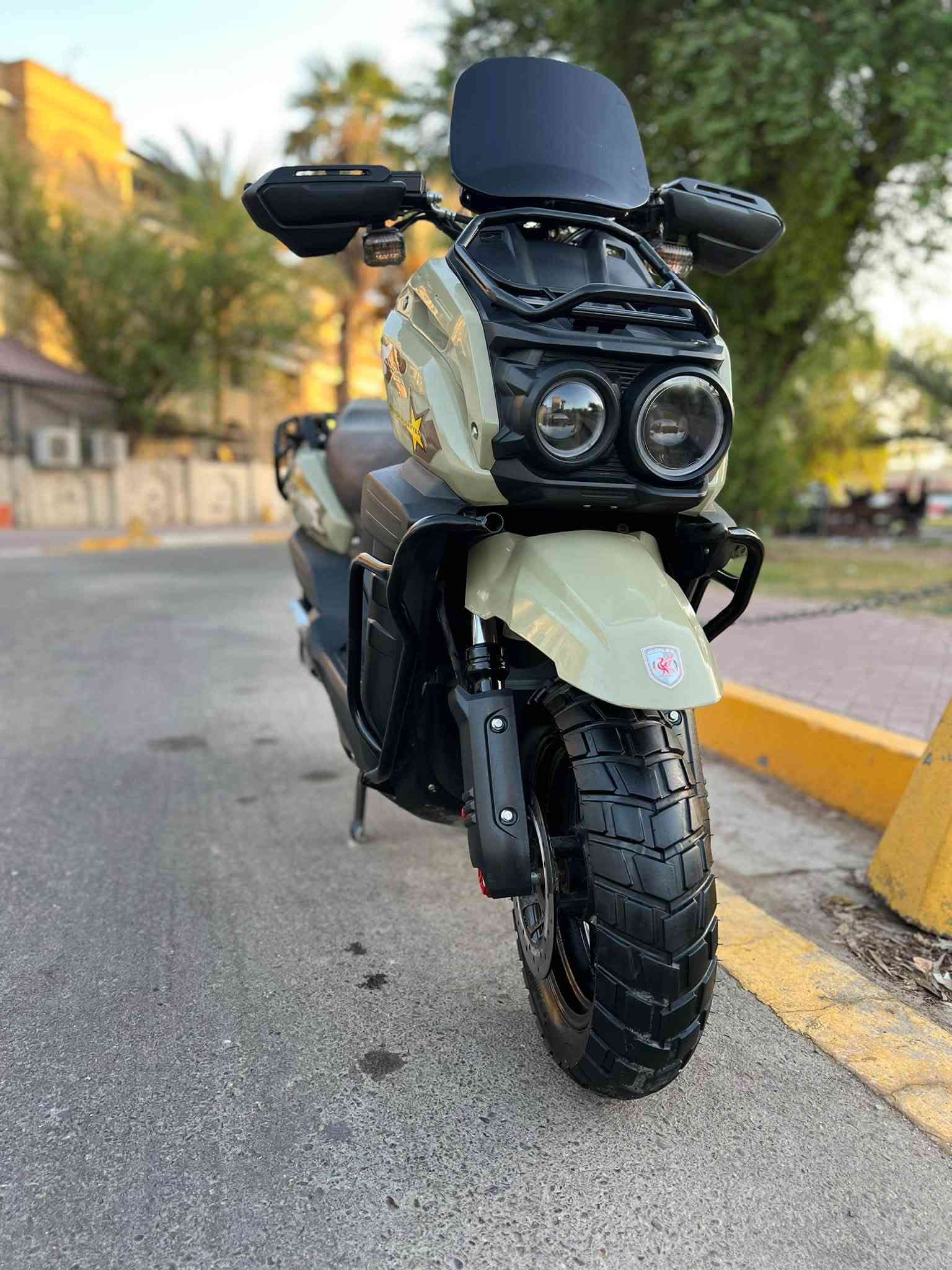 سلام عليكم شباب دراجه شحن للبيع نوع اباتجي وكاله حيدر نيار دراجه مستخدمه خمست أسابيع دراجه بطاريه مالتها ليثيوم 40 أمبير اصليه دراجه بعدها وكاله كفاله عامه ع فحص تجي وتفحص وشوف بعينك كامله وجاهزه من كل نواحي شلعه  
معدل فول 

مواصفات 

النوع اباتجي جبلي 
مده استخدم شهر وكم يوم 
البطاريه ليثوم 40 أمبير فوسفات الحديد اصليه 
تمشيك بل شحنه وحده 85كيلو 
السرع 1.2.3 ونمره رابعه S يعني دراجه اربع نمر
 دبل اشاره 
نمره R رجوع لخلف 
شاشه تاب تعرض لك كل عطل أن وجد
أطارت جبليه 
بريكات دسكات دهن هدروليك 
شاحنه اصليه ذات الشحن سريع ويقاف ذاتي 
جهاز انذار السرقه
تشغيل عن بعد 
تشغيل كارت وسويج وبصمه 
قفل استيرن 
لونها مميز كلش 
السرعه 90 حقيقي معا الوزن  
بعد بيها مواصفات تخبل 

اي استفسار اتصال. 

***********
مكاني بغداد
