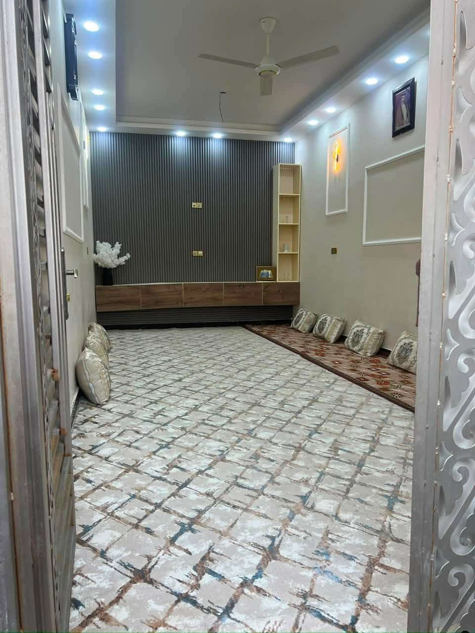 دار للبيع في الرميثة – موقع مميز وبسعر تنافسي
الموقع:
حي الحسين – خلف مطعم تراث البيت (قريب جداً من فلكة ثورة العشرين).
تفاصيل العقار:
 المساحة: 146 متر مربع.
 عدد الطوابق: طابقان (بناء حديث لسنة 2023 - 2024).
التصميم والتقسيم الداخلي:
 الطابق الأرضي (نظام سويت):
 غرفة نوم (نظام سويت).
 صالة واسعة.
 استقبال للضيوف.
 مطبخ.
 مناور عدد (2) للتهوية والإضاءة.
 الطابق الثاني:
 يحتوي على (3) غرف نوم.
(إجمالي غرف النوم في المنزل: 4 غرف).
المميزات والسعر:
 السعر: 165 مليون دينار (سعر خيالي وتنافسي جداً بالنسبة للموقع والبناء) السعر مناسب .
 موقع استراتيجي وجاهز للسكن المباشر.
للتواصل والاستفسار:
 واتساب / اتصال: ***********

