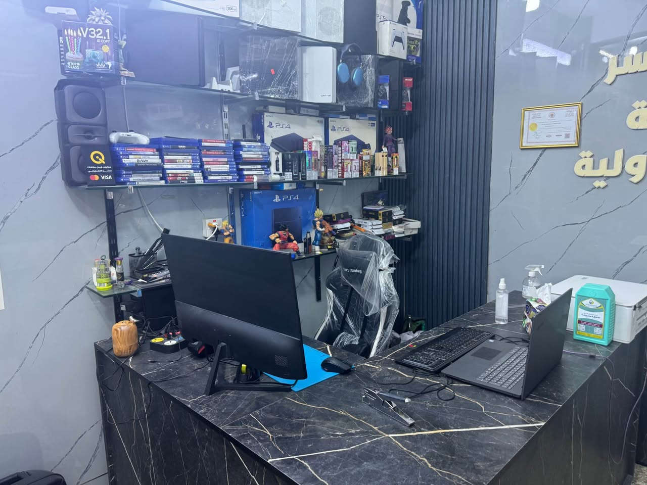 السلام عليكم شباب غراض محل مبايلات تصفين محل بس لكسسوارات ول مبايلات ول بليات كلهن تصفيه شلع بدون لميوزه وبقيه لغراض بس لبضاعه بيهن فيبات وشاحنات كيبلات وسماعة اغلب أغراض وكاله 
سعر شلعه ٨ملاين مكان نجف شارع المستوصف حي العداله  *********** النجف, العراق
