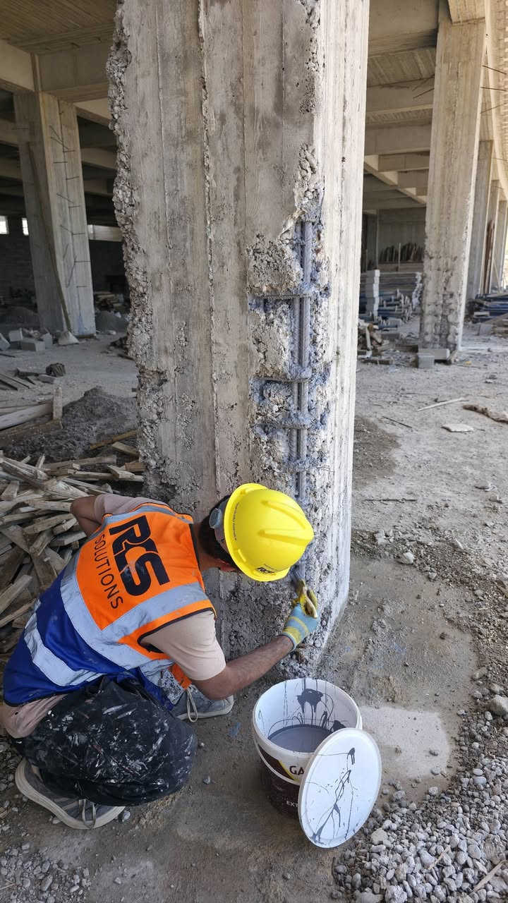 قام كادرنا بأعمال معالجة الاعمدة الخرسانية والتي تعتمد على خطوات اساسية بدأ من التقييم المبدي للحالة وانتهاءآ بلاعمال النهائية . 

تضمن العمل ترميم وتقوية الاعمدة بتعويض النقص في الكونكريت الحاصل فيها وبخصوص هذا الموقع تم اختيار مواد كراوتنك غير قابلة للأنكماش تكون قوة تحملها اعلى بأضعاف من الخرسانة الاصلية المفقودة ! 

خطوات المعالجة لهذه الحالة تضمنت .
• إزالة الخرسانة التالفة - تكسير وإزالة طبقات الخرسانة الضعيفة أو المتآكلة حتى الوصول إلى خرسانة صلبة وسليمة . 
•  يتم سنفرة جميع الأسطح بطريقة لاتؤثر على سلامة العمود .
• غسل كامل المكان بالماء بشكل جيد لازالة الاتربة والغبار والعوالق . 
• معالجة حديد التسليح - تنظيف السيخ من الصدأ تماماً ودهنه بمادة إيبوكسية مانعة للصدأ . 
• استخدام مواد الربط - دهان السطح القديم بمادة ربط خاصة لضمان التماسك القوي بين الخرسانة القديمة والمادة الجديدة . 
• ومن ثم البدء باعمال التحشية والتعويض بمادة ترميم كراوت وتكون على مراحل لضمان الحصول على السماكات المطلوبة وحسب المواصفات المحددة .   

من جهة ثانية ولحالات مختلفة يوجد معالجة أخرى و منها على سبيل المثال:- 
▪︎ الرغبة في زيادة حمل العمود . 
▪︎ وجود ميل في الأعمدة أكثر من المسموح . 
▪︎ وجود هبوط في الأساسات . 
▪︎ وجود شروخ مؤثرة في العمود .
▪︎ حدوث خطأ في التصميم .
▪︎ زيادة عدد الأدوار ( الطوابق ) .
▪︎ مقاومة انضغاط الخرسانة للعمود اقل من المقرر . 
▪︎ وجود تطبيل فى الغطاء الخرساني او وجود تعشيش قوي مؤثر في خرسانة العمود .
▪︎ نسبة و نوعية حديد التسليح أقل من المنصوص في المواصفات القياسية .

حيث يتم دراسة كل حالة من قبل الجهات المختصة أو الاستشارية وتحديد ما هو المناسبة لها مثلا التدعيم بل كاربون فايبر او التقميص الخرساني وغيرها . 

مع تحيات مكتب R.C.S لأعمال الترمْيم و التَجديد و المُعالجات . 

للمزيد من المعلومات أو الأستفسار يُمكنكم الأتصال على الأرقام التالية :- 

***********    أسيا سيل .  
***********     كورك  .        

R.C.S solutions 
Restoration & Construction Service .

( TrustWorthy Renovation ).

Phone number...
+964 770 180 33 88   Asiacell .
+964 750 180 33 88   Korek Telecom .

for more info... 
WhatsApp Number :-
*********** 

#Rebuilding   
#Reparation 
#Restoration
#Renovation
#Reinforced
#Retrieve
#Reconstruction
