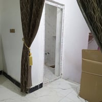 بيت للبيع المساحه 150 بل 57 حي الجوادين قرب مدرسه ابا صالح يحتوي الطاب...