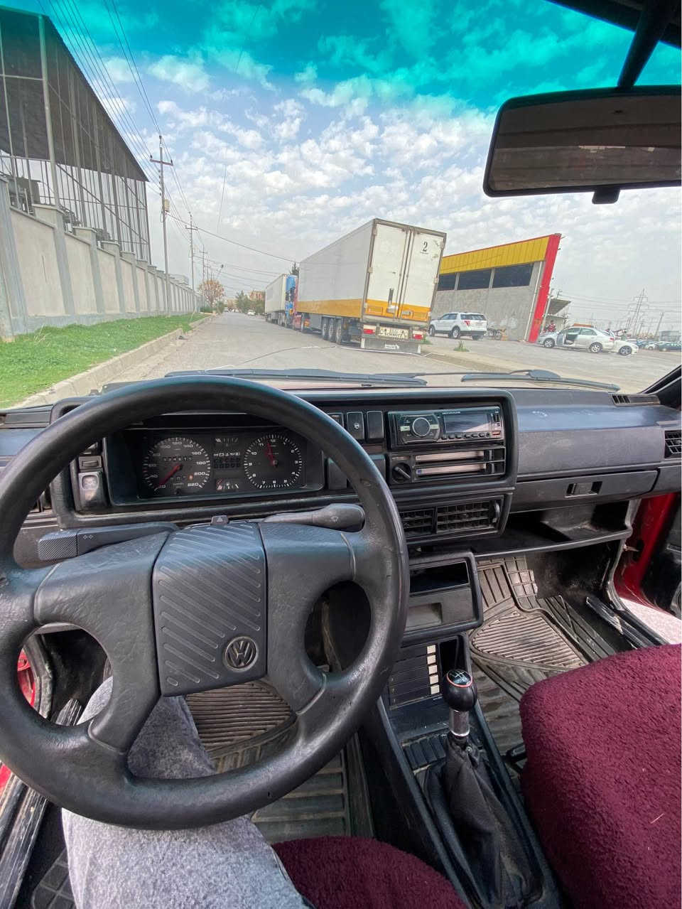 Slaw 
كولف 1990 مةكينه جوار بستن كير عادي 
سيارةكة زور خةوينه سبوغ عامه بو جواني 
سيارةكة زور جوانه و سبورته سعري 33مجالى كةم 

كولف موديل ١٩٩٠ مكينه اربع سلندر كير عادي بلادي 
سيارة كلش حلوه ورياضيه سعر 33 مجال قليل 
*********** أربيل, العراق
