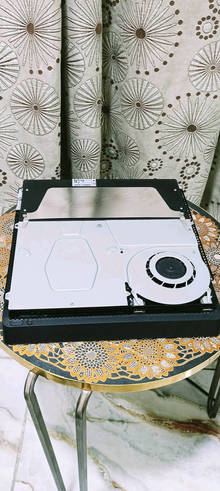 بلي 4 سلم اونلاين نظيف مامفتوح و لا داخل صيانه ولوك ستيكر كامل ملحقات جوستك اصلية و قرص سبايدر مان اللغة عربيه والسعر 260 بي مجال بسيط وللتواصل رقمي ***********