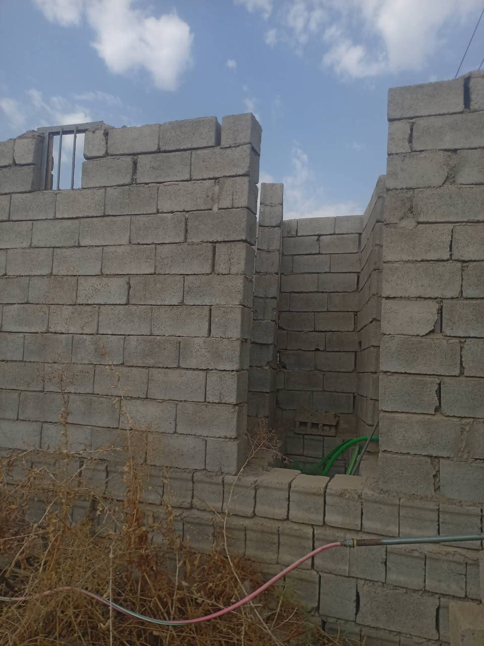 قطعه تجاريه  على شارع العام  للبيع مساحه 850 بطها مي حلو  ومي بير والشارع تبليط تجاريه ماي وكهرباء بيها ومزروعه للاستفسار الاتصال على الرقم ***********
