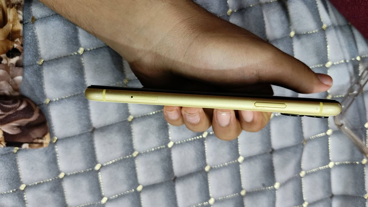 السلام عليكم موبايل ايفون 11عادي لون اصفر مميز نضيف جهاز مبدل بي بس شاشه واصليه من جامعة والبطارية خدمة تقره مامبدله وفس ايدي شغال الاستفسار اكثر تصل على الارقم ***********
