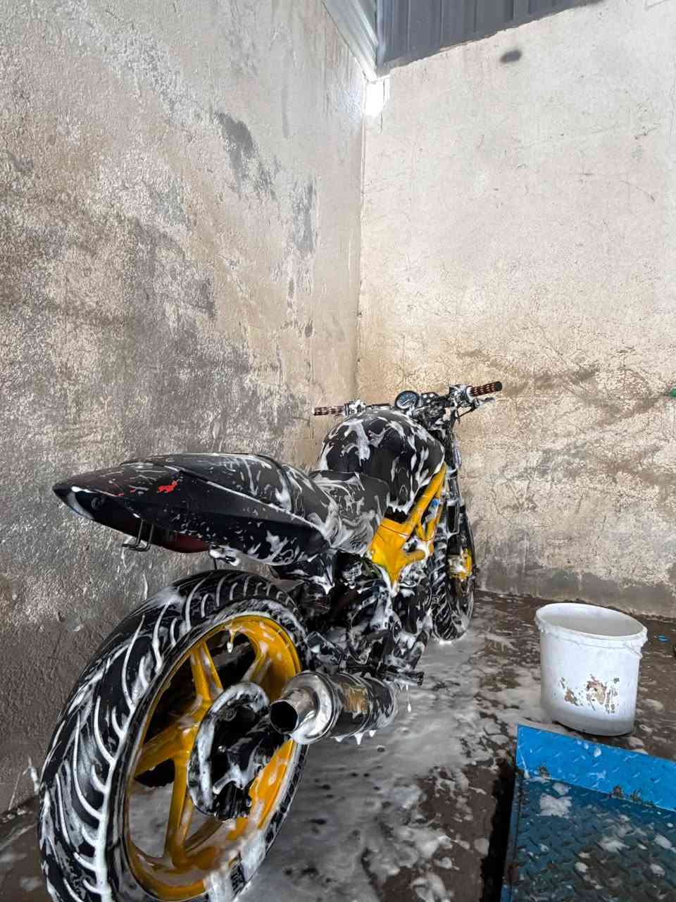 بطح بانده للبيع السعر 850 وبيه مجال شي قليل للشراي مكاني بصره تنومه الدراجه مكفوله من كلشي وبيه ورقه مال كمرك وبيه رقم شاصي ودراجه مكينه مامفتوحه وشرط دهن كله موتول الترا 18 للاستفسار رقمي ***********
