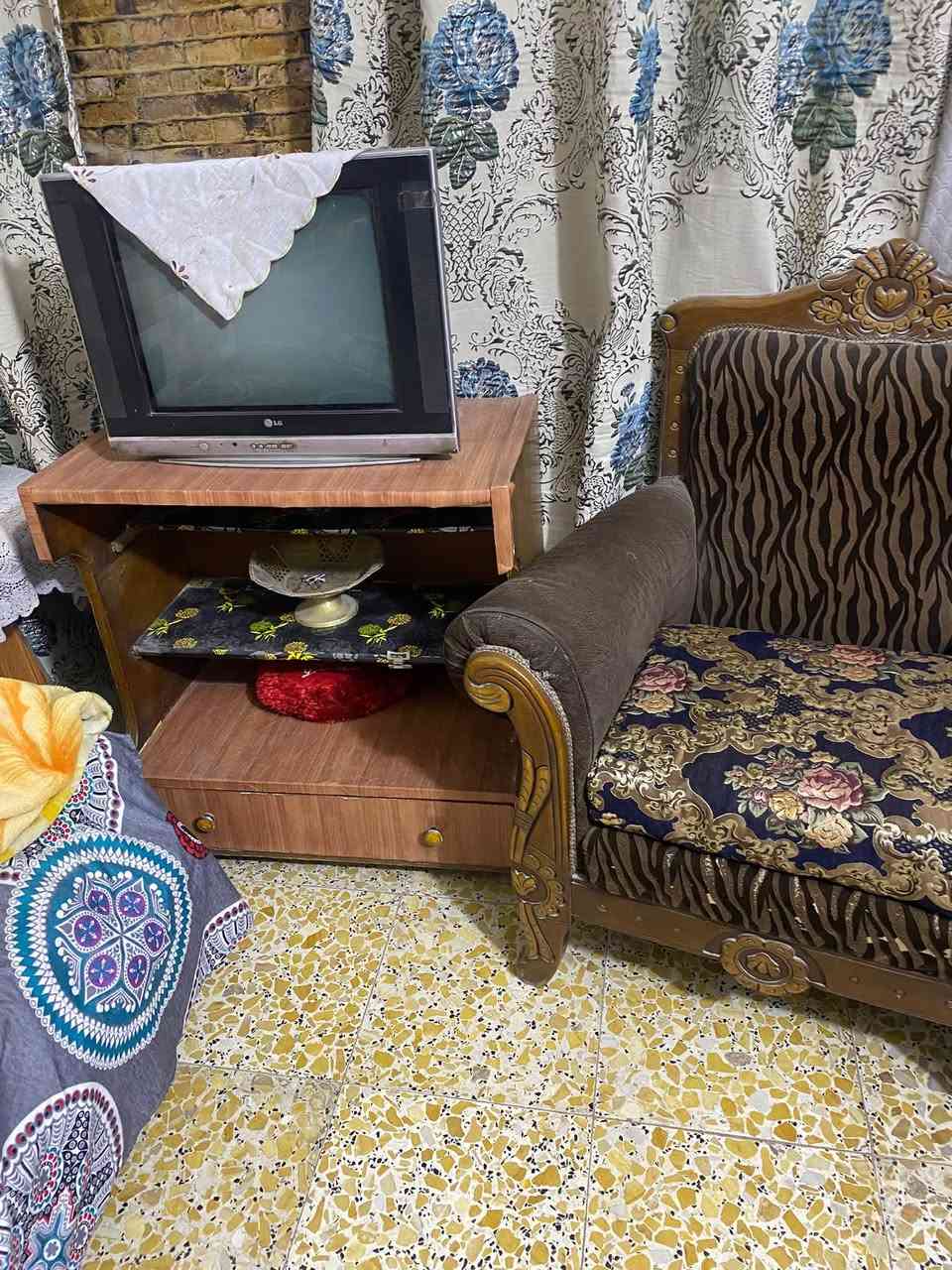 سلام عليكم غراض لبيع
كاونتر سعره ٣٠٠ جديد 
قنفات ٥٠ 
جربايه ٢٥ 
عنوان بغداد لمشتل رقم الهاتف ***********
