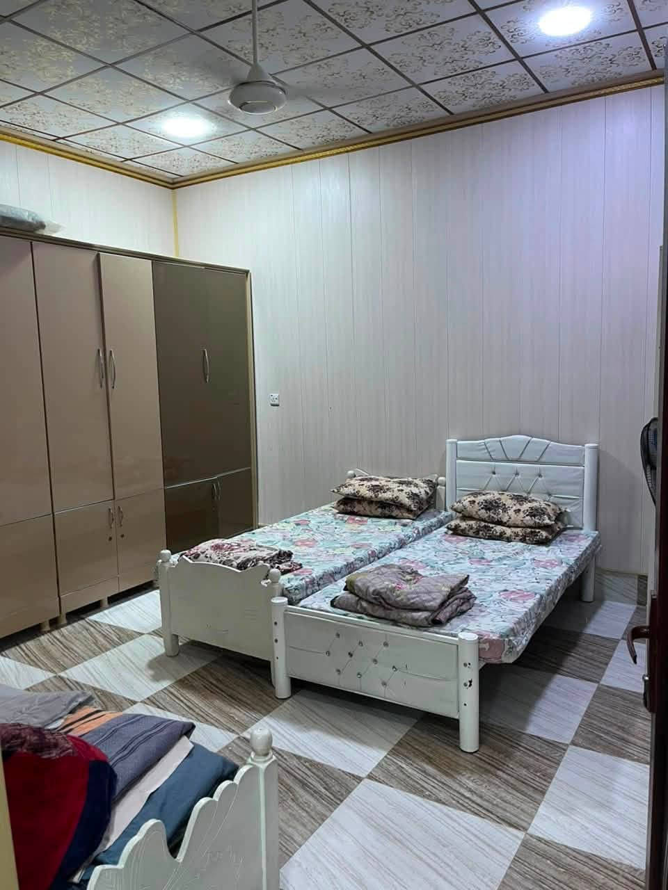 🏡🏠دار للبيع في تولةفروش زراعي قرب (اسواق صباح)وره سوفار مساحة (180م)مربع وركن 
🏠🏡طابق ونوص (استقبال ومطبخ وهول وغرتين نوم وصحيات )
🏠طابق ثاني (غرفه وهول وصحيات)
بناء حديث
سعره 75مليون وبي مجال 
***********
