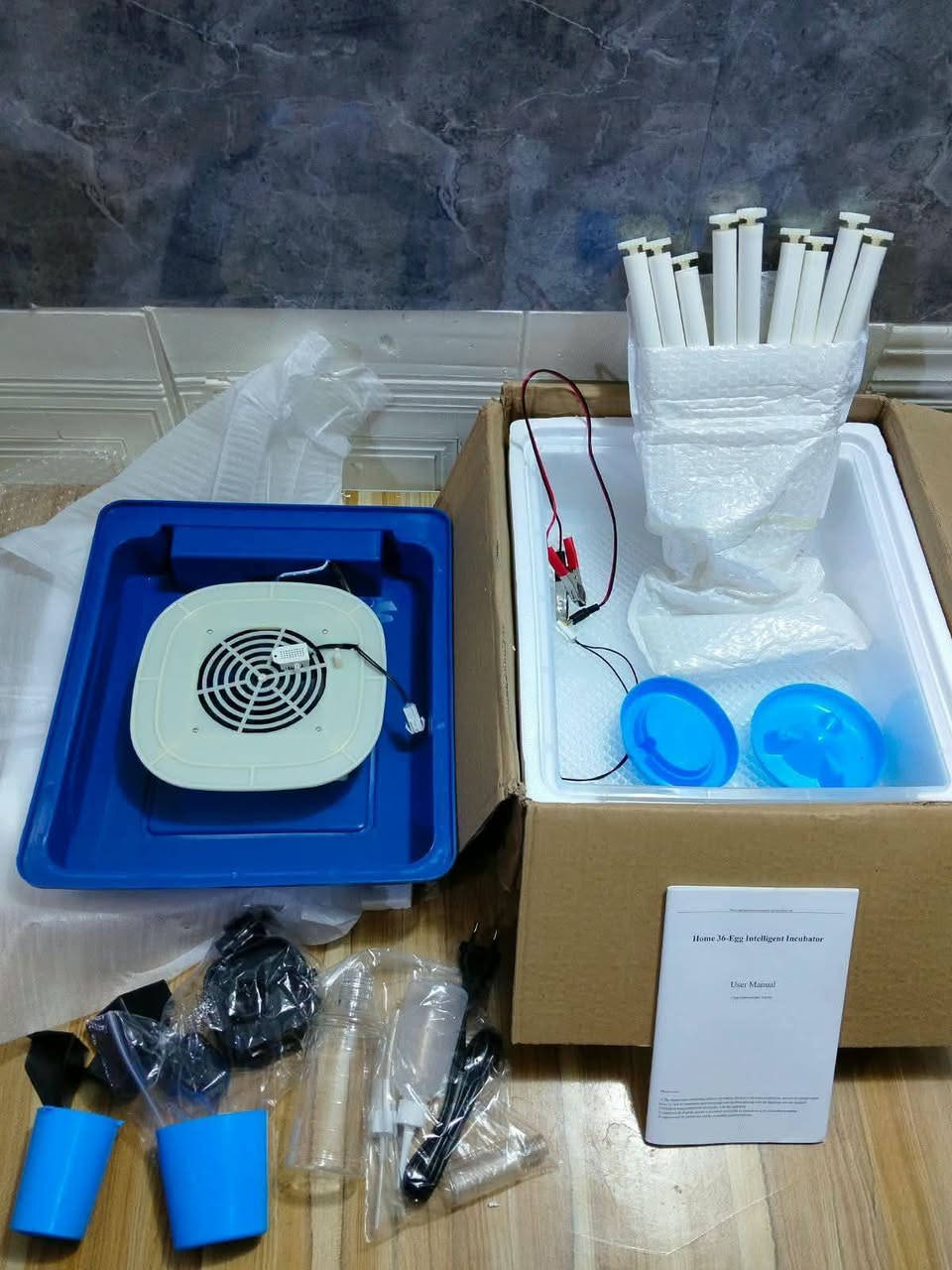 فقاسة السعر 55 الف التوصل وتس اب  فقط ***********
فقاسه 🐥 36 بيضه حاضنة بيض أوتوماتيكية مزودة بنظام تقليب آلي وبكرات قابلة للتعديل مع وعاء خارجي لتجديد المياه تلقائياً.
❌❌ الماسنجر معطل ❌❌

نص مكتوب في الصور:
- Two Power Supply Options 110V Power Cord Used when power is available 12V Battery Cord Use in case of power failure (Not included, you need to bring your own)