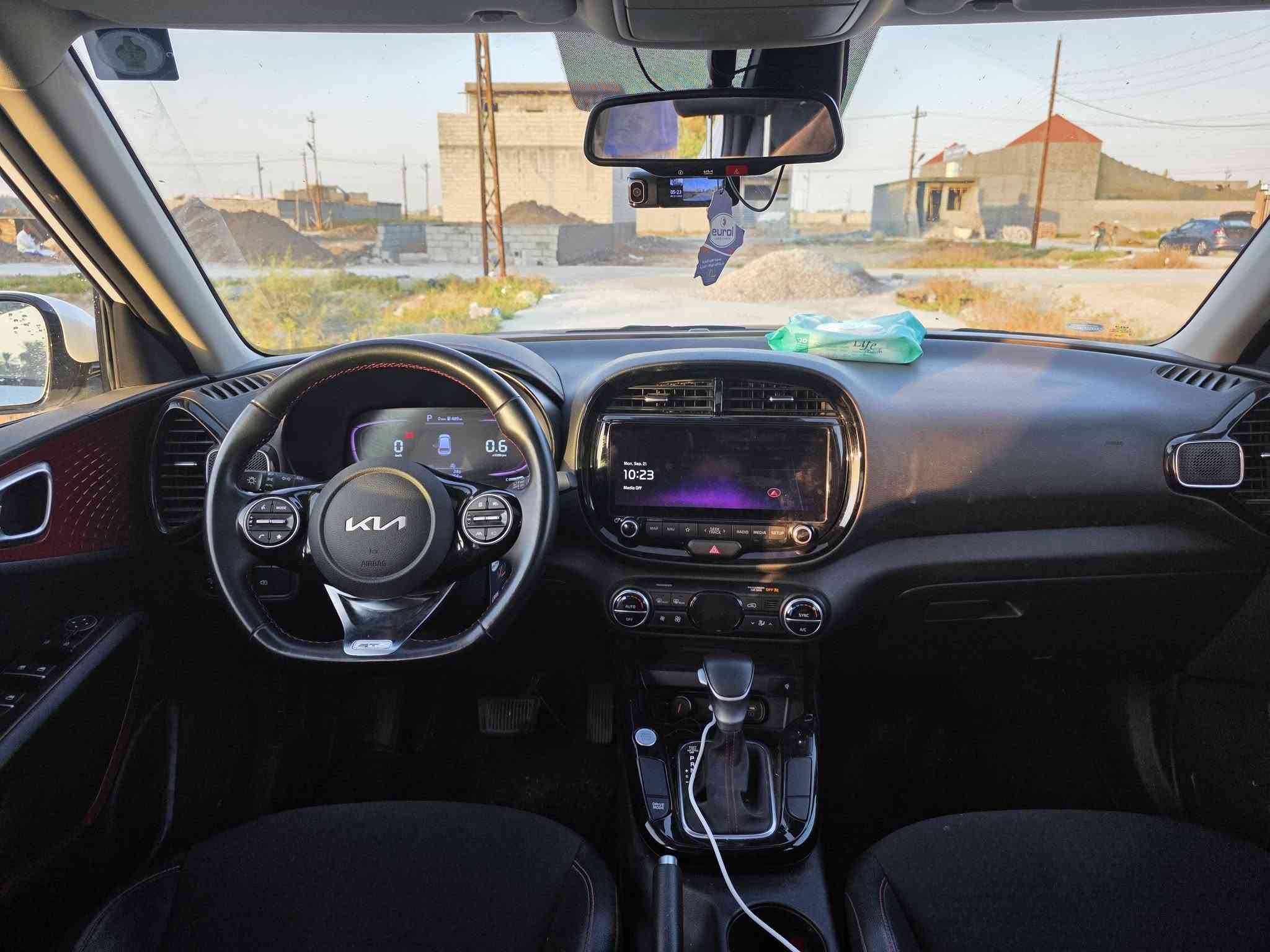 كيا سول GT-Line موديل 2024 للبيع 🚗✨
السيارة بحالة ممتازة جداً، جاهزة للاستخدام وما تحتاج أي مصروف، مواصفات رياضية مميزة وشبابية وعائلية بنفس الوقت. (صور الحادث في أمريكا متوفرة وموجودة بالمنشور لإثبات نظافة الضربة).📌
 المواصفات والتفاصيل:الملكية: السيارة باسمي والتحويل ثاني يوم مباشرة 📄
الموديل: 2024الفئة: GT-Line (أعلى مواصفات رياضية)المحرك: 2000 دوش (DOHC) قوي جداً واقتصادي بمصرف البنزينالمسافة المقطوعة (الماشية): 72 ألف كيلومتر فقطالرقم: بغداد (الرقم الوطني الموحد الجديد 11 Z)الجير: أوتوماتيكاللون: أبيض ملكي مميز✨
 أبرز المواصفات:شاشة عدادات رقمية (ديجيتال) بالكامل متغيرة الأشكالشاشة وسطية كبيرة لمس تدعم Apple CarPlay و Android Autoويل (جنوط) رياضية حجم 18 إنش بلونين (مكحلة) الخاصة بفئة الـ GT-Lineنظام الحفاظ على المسار والرادار الجانبي والتنبيه من التصادمتحكم ستيرن كامل جهتين مع تطريز رياضي باللون الأحمرفتحة سقف (سانروف) شفافةإضاءة LED أمامية وخلفية بتصميم الطوق المميزنظام قيادة متعدد (Drive Modes) اقتصادية ورياضية🩺
 حالة السيارة والحادث (حسب صور أمريكا المرفقة):الحادث: وارد أمريكي، ضربة جانبية خفيفة وتجميلية فقط في بيبان جهة السائق.الأيرباج: إيرباج الكرسي الجانبي فقط طاق أثر الضربة ومصلح بلادي، وباقي الأيرباجات (الستيرن والدشبول والستائر) كلها سليمة 100% وموقعها بلادي (بشرط الفحص).السلامة: المقدمة، الخلفية، الحقيبة، جهة الراكب بالكامل، والشواصي سليمة 100% وبشرط الفحص.الصبغ: صبغ البيبان جهة السائق أثر الحادث (تعديل وصبغ درجة أولى وبدون معجون قوي).المحرك والجير والتبريد بشرط الفحص (ثلج ❄️)صدر السيارة وجاهزيتها 100% (تونيز كامل).
💰 السعر المطلوب: 170 ورقة (وبيها مجال حك الجيّة للشراي البدّاي)
📍 المكان والمعاينة: ديالى - بعقوبة📞 للتواصل والاستفسار (اتصال أو واتساب): ***********
