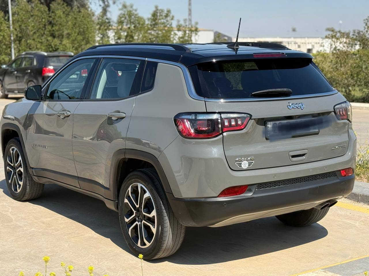 Jeep compass Limited 2022
فول مواصفات للأخير عدا الفتحة  ماشيه 70 الف فقط
• المحرك والأداء: محرك 2.4 لتر 4 سلندر، بقوة 180 حصان، وعزم دوران حوالي
• ناقل الحركة: أوتوماتيك 9 سرعات (دفع رباعي 4x4).
• التصميم الخارجي: سقف أسود بلادي (توين كلاور)، لايت زينون/ليد، ويل كروم.+سمنتي 
• المواصفات الداخلية والتقنية: شاشة كبيرة (10.1 بوصة) تعمل باللمس، نظام آبل كاربلاي/أندرويد أوتو، كشنات جلد (تدفئة/تبريد)، تشغيل عن بعد، بصمة.
• الأمان: رادار أمامي وجانبي، حساسات خلفية، كاميرا، وسائد هوائية متعددة.،+فور ويل يعني دبل اكسل بعد وهوايه مواصفات بيها سياره مكفوله من اي نواقص كله بشرط ضرر كلش خفيف فقط جملغ واحد اماني من جهة سائق  بدون اي ضرر داخلي بدون ارباك بدون تبديل بدون تعديل بدون شخوط  كله بشرط تايرات جديد سنوي هزة جديد
السيارة جديدة بمعنى الكلمة وبالواقع لونها بعد احلى من الصور وجاهزة 100%
 كل التفاصيل مذكورة بالكامل 
مكانها كركوك/رقم اربيل
*********** بي واتساب كركوك, العراق
