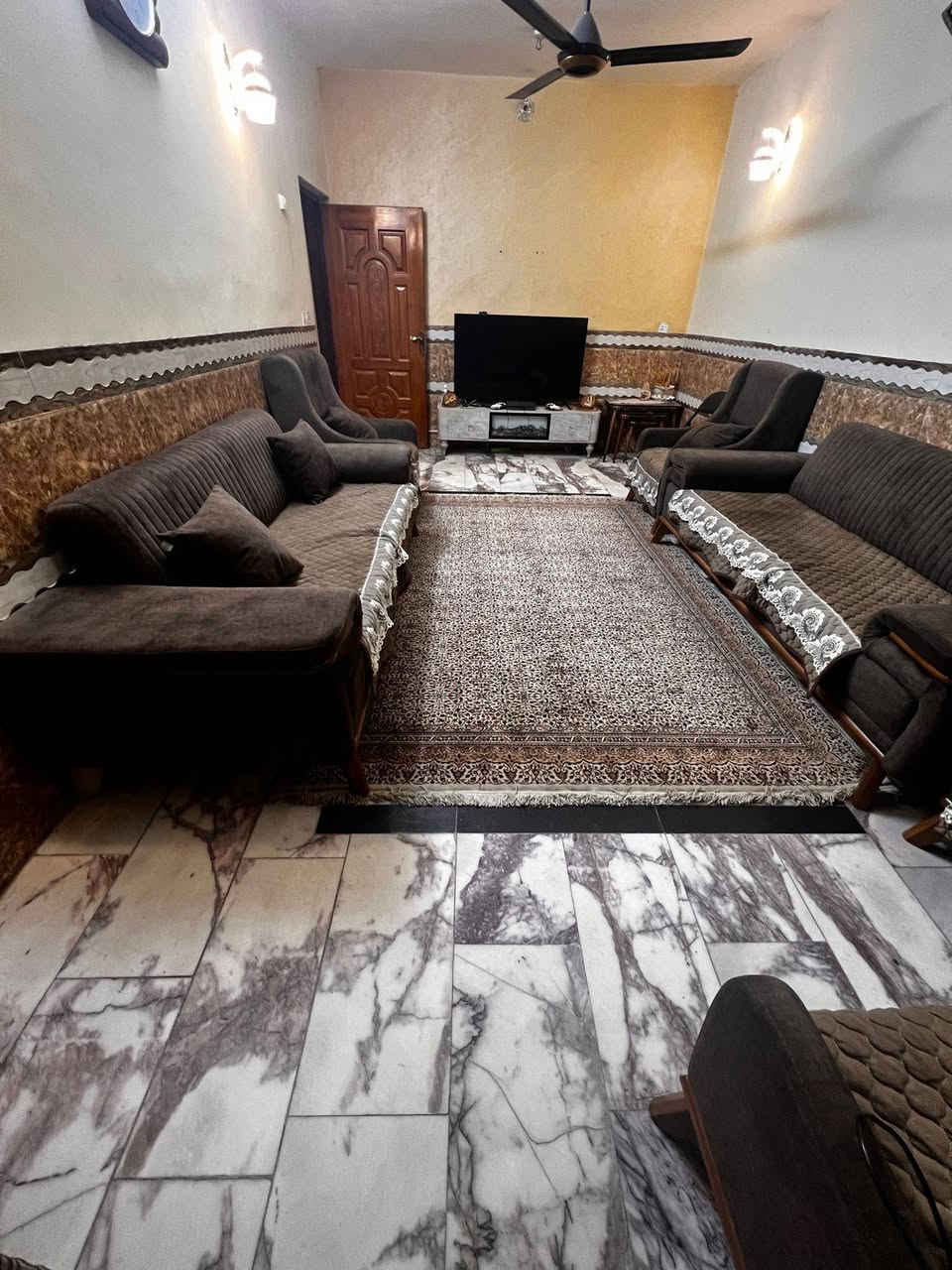 السلام عليكم
مشتمل للبيع طابو صرف مساحتها 100م الواجهه 5متر والنزال 20 متر نظيفه جدا تقع في ابو دشير شارع الضغط بالمنطقه اللي جاي من حسينيه الكاظمين يعني بوسط شارع الضغط
تحتوي الدار على مدخلين استقبال وممر للحولي اللي بيه المطبخ وصحيات وغرفة نوم واحدة ومنور
وفي الطابق الثاني غرفه نوم واحده مع صحيات مع صاله
للاستفسار عن السعر الخاص مفتوح
للاتصال *********** او ***********
لرؤية منشوراتي اكتب دلالية ابو كرار الشويلي للعقار وراح تشوف كل شي موجود واي شي يعجبك راسلني عليه وتدلل وانا بخدمتك ومستعدين لعرض عقاراتكم لدينا اتصل بنا واتس اب او ماسنجر وبالخدمه
عندك بيت للبيع راسلنا نعرضه الك اتصل بنا واتس اب او ماسنجر
عندك بيت للإيجار نعرضه الك اتصل بنا واتس اب او ماسنجر

نص مكتوب في الصور:
- ابو كرار الشويلي للعقار ***********