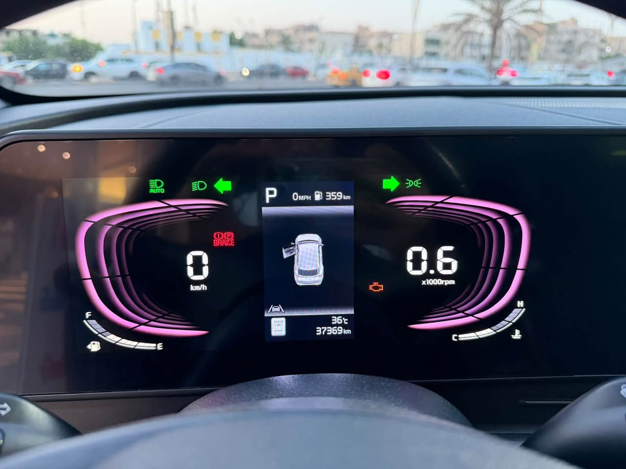 بســــم الله ماشــاءاللــــه
🚙 كيا سبورتج 2024 - فئة X-Line (وارد أمريكي) 🚙
✨ المعلومات العامة:
• الموديل: 2024
• الفئة: X-Line (أكس لاين)
• اللون: أزرق ملكي (Very Clean & Distinctive Blue)
• المسافة المقطوعة: 37,369 كم فقط
• الحادث:(قبغ صندوق فقط)، والباقي بشرط الصبغ وكالة مكفول من كلشي.  
⚙️ المواصفات والتفاصيل الداخلية والخارجية:
• المحرك والدفع: 4 سلندر بسعة 2.5 لتر + نظام دفع رباعي مستمر (AWD) مع ميزة قفل الدفرنش (Center Lock) ومودات قيادة متعددة.
• الشاشات: شاشة رقمية بالكامل للعدادات دمج مع شاشة اللمس المركزية الكبيرة للترفيه والخرائط.
• التصميم الداخلي:  
 ديكورات تخشيب رمادي فاخر على الدشبول والأبواب.  
 مقاعد جلد مطرزة باللون الأسود.  
 تدفئة مقاعد أمامية.  
 نظام تكييف لمس إلكتروني ثنائي المناطق (Dual-Zone).  
 شاحن لاسلكي + منافذ شحن سريع USB-C و 12V.  
 تشغيل بصمة + دخول ذكي + تشغيل عن بعد.  
 أزرار التحكم بالمنحدرات (Downhill Brake Control) والحساسات.  
• التصميم الخارجي:
 حزمة X-Line الرياضية مع سكك سقف (Roof Rails) سوداء.  
 ويل كب (جنوط) ألمنيوم حجم 19 إنش بتصميم X-Line المميز.  
 إشارات بالمرآة الجانبية وتظليل جامات كامل.
• أنظمة الأمان والمساعدة:
 نظام المحافظة على المسار والرادار الأمامي.  
 نظام تنبيه النقاط الكوراء ومراقبة ضغط الإطارات.  
 كاميرا خلفية مع حساسات ركن.  
📍 المكان: [بغداد / الغدير قرب ساحة ميسلون]
📞 للتواصل: [.        ***********]
