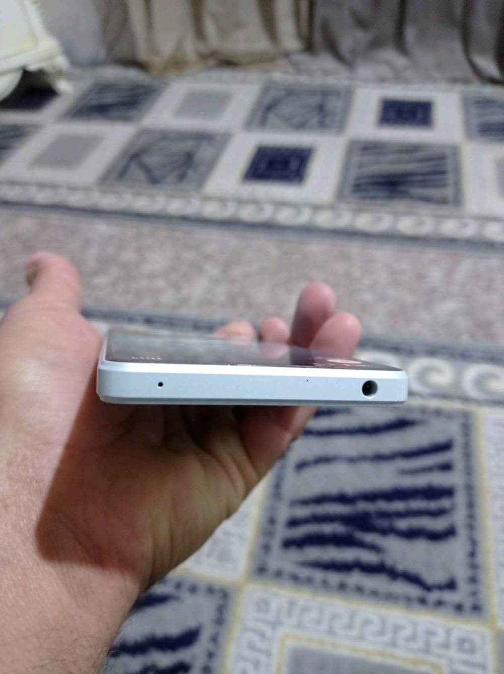 وني اكسبيريا 1مارك 4
للبيع: وحش التصوير والألعاب Sony Xperia 1 Mark III (مستعمل)

الجهاز غني عن التعريف، موجه لعشاق التصوير السينمائي، المونتاج، والألعاب الثقيلة بمواصفات أسطورية:

الشاشة: شاشة عملاقة بحجم 6.5 إنش من نوع OLED، وهي أول شاشة بالعالم تجي بدقة 4K حقيقية مع تردد 120Hz (سلاسة خرافية بالألعاب والتصفح وألوان تجنن).

المعالج: Snapdragon 888 يدعم الـ 5G، أداء جبار بالاستخدام الثقيل وبلعبة 90 فريم بكل استقرار.

الكاميرات (شغل احترافي): كاميرات بعدسات ZEISS الألمانية الشهيرة:

يدعم تصوير فيديو سينمائي بدقة 4K وبتردد 120fps (120 إطاراً في الثانية) لعمل لقطات Slow Motion ناعمة جداً.

ميزة فوكس العين السريع (Eye AF) لتتبع الهدف بلمح البصر وبدون تغويش.

عدسة زوم بصري متغير وحقيقي (تغير البعد البؤري تلقائياً).

تطبيق Cinema Pro و Photo Pro للتحكم اليدوي الكامل بموازنة الإضاءة والشتر مثل الكاميرات الاحترافية.

الذاكرة: رام 12 جيجابايت (RAM) مع ذاكرة تخزين 256 جيجابايت (ويدعم تركيب ميموري خارجي SD Card).

الصوت: سماعات ستيريو سبيكر أمامية مزدوجة صوتها عالي ونقي جداً، مع وجود منفذ سماعات 3.5 ملم (نادر بالهواتف الرائدة).

البطاريه5000   مللي أمبير تدعم الشحن السريع.

الميزات الإضافية: مقاوم للماء والغبار بمعوم
رايةه 300 الف مكاني نجف رقمي ***********