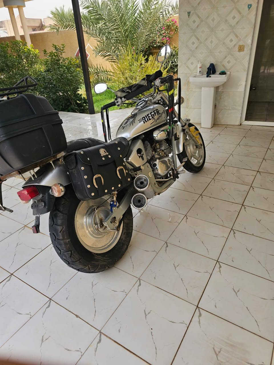 السلام عليكم دراجه هارلي HONDA محرك 250 اواراقه موجوده  محركه نشط خير من الله كفاله عامه مزوده بجنط صفح وجنطه خلفيه كبيره تايرات جدد زوج أمامي وخلفي قبل شهر شديتهن مي رادينر اخضر دهنها مبدله جديد وياها غراض احتياطيه كلهن وياها 
1-دبلات خلفيه
2- دبل امامي 
3- ماشه خلفيه كامله
4-ركبه اماميه 
5- يده كلج
6-وعقل كامل للعلم العقل وحده 75 
7- ضفيره دراجه كالمه احتياطيه
8- شخطه سلف
9- عتله تبديل كير كامله 
10- عتله بريك هيه وشيش البنزات كامله 
11-قبق تانكي 
12- جوزه 
13- كاك بانزين 
14-مجمع سلف كامل 
15 - ستان صفح
16- دواسان 
17- فافونه دشبول كامله 
18-قبق دشلي زنجيل 
العنوان ديالى منصوريه الشط قرب سيطره الغالبيه  الرقم ***********
