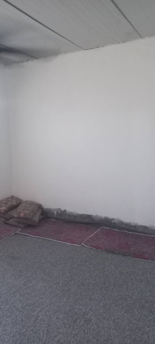 السلام عليكم
بيت للبيع بمشروع اعويد خلف محل ابو محمد 
 مساحه ٢٢٠ متر نزال ٢٠ وجه ١١ و٧٠ 
يحتوي علا غرفتين ٤×٥ /صاله ١٠×٤ مطبخ ٦×٤ /استقبال ٦×٧ وطرمه وحمامات  بيت ملبوخ من الداخل و كامل كهرباء  مي  خط مولد كله جاهز ***********
