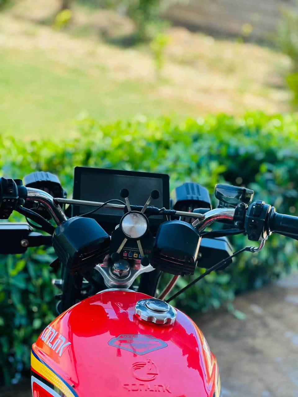 سونك باب الاول كفالة عامة اي نقص مابيه اي نقص مابيه 👉🏻👉🏻 مميز اللون البرتقالي 🧡 محرك 200cc شاشة شغالة كلشي شغال السعر 800وبيه مجال  المكان بعقوبة 
ويرهم مراوس تايكر 2025 حسب القناعة 
***********
